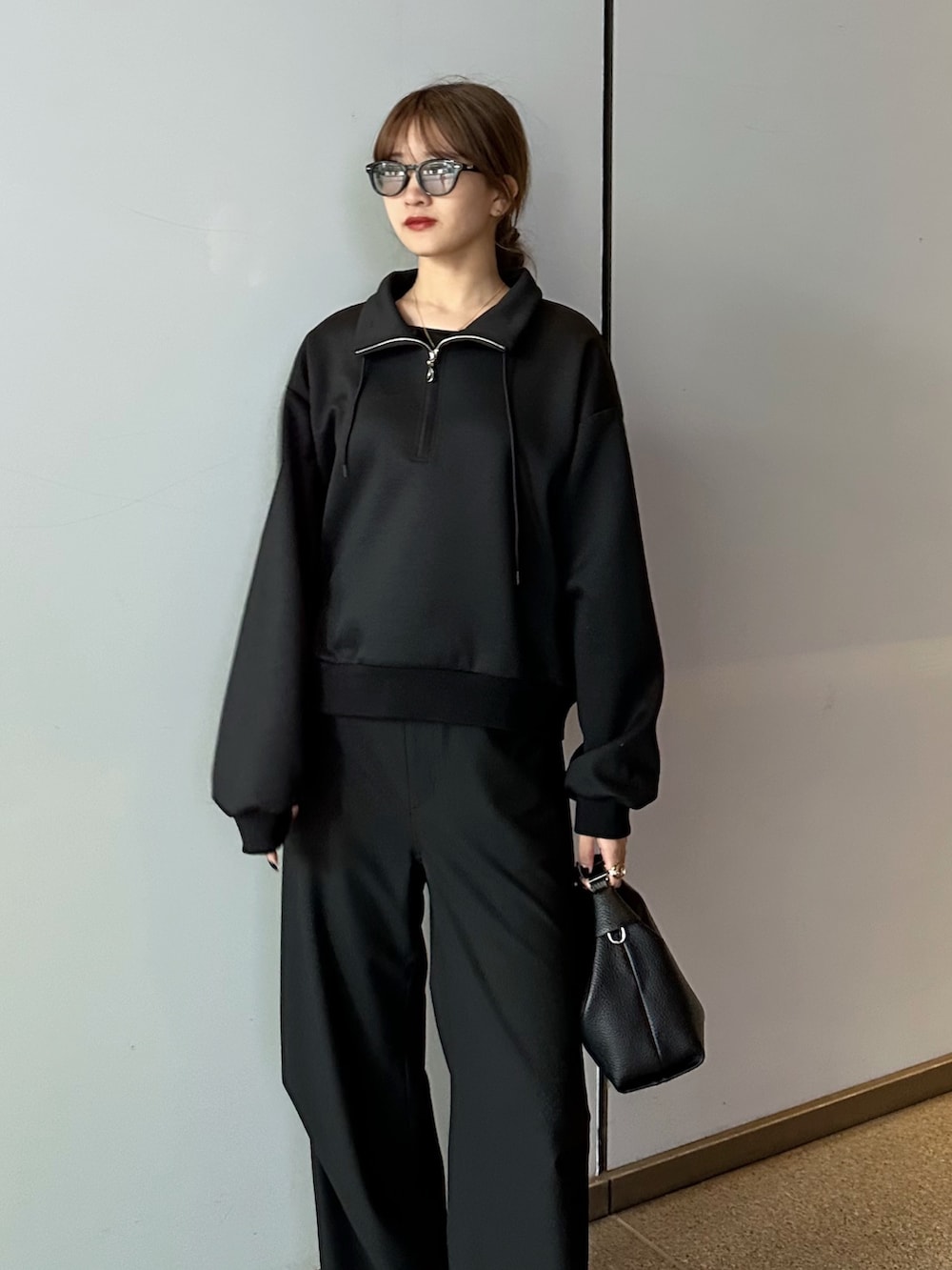 ブラック系のTシャツ/カットソー、ブラック系のその他パンツ、ブラック系のショルダーバッグを着用したレディースの春コーディネートの3枚目の写真