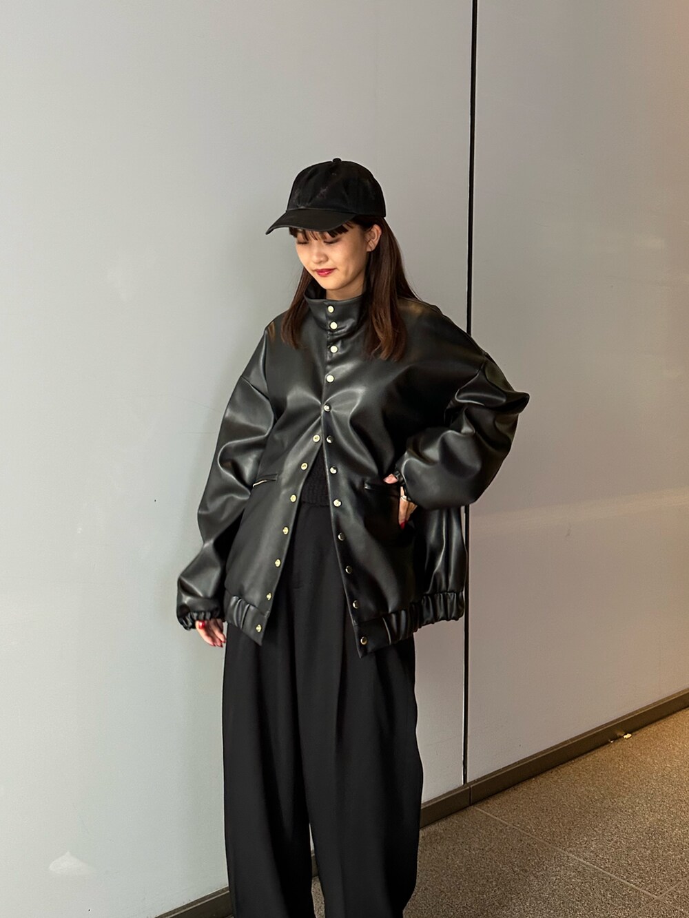 「お出かけコーデ、モノトーン、スラックス、おしゃれさんと繋がりたい、レザージャケット、CULLNI」｜「Lui'sのダメージキャップ（キャップ、ブラック系）」を使った、mayさん（レディース・164cm）の夏コーディネートの5枚目の写真