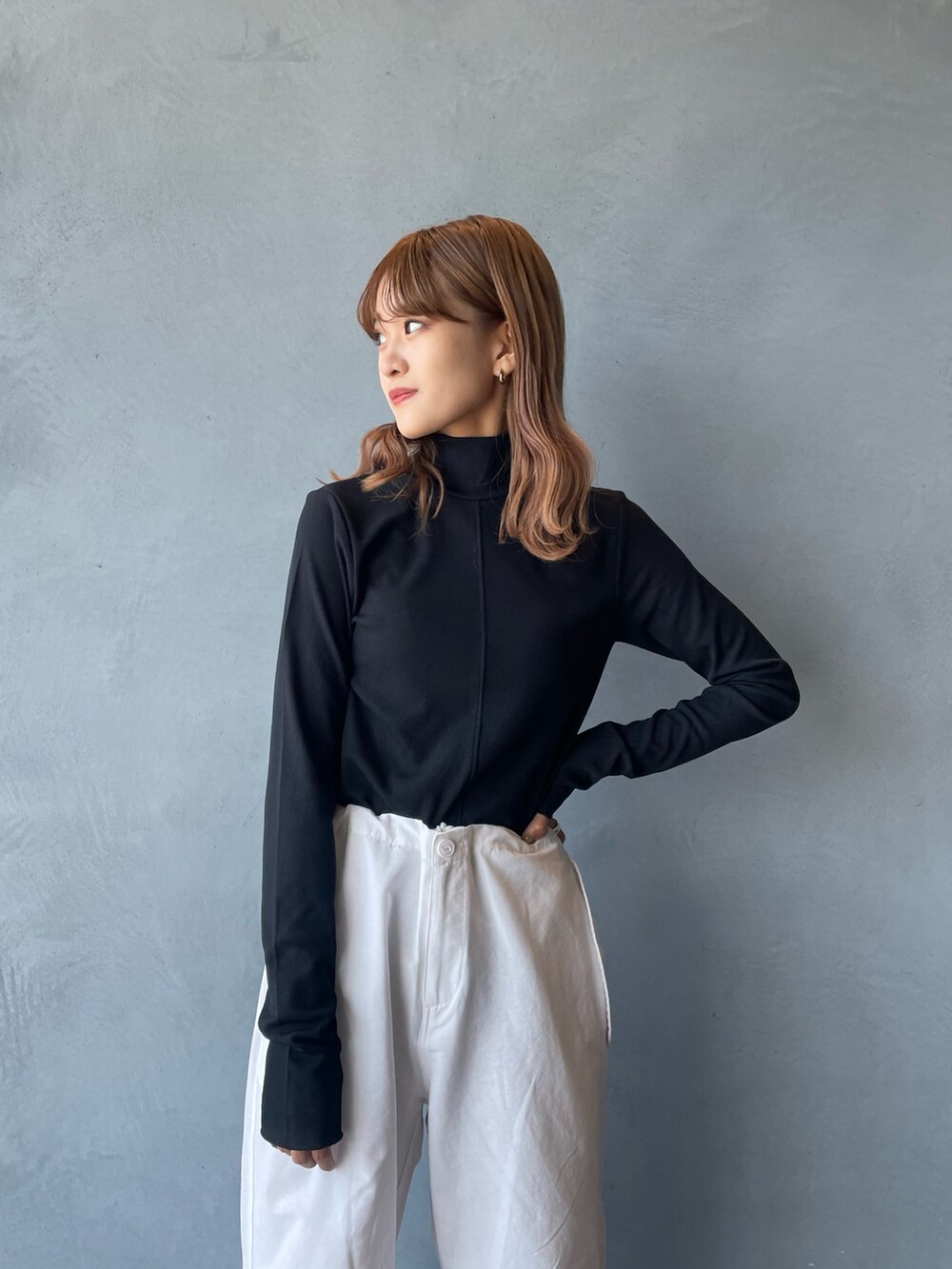 ブラック系のTシャツ/カットソー、ホワイト系のスニーカーを着用したレディースの夏コーディネートの5枚目の写真