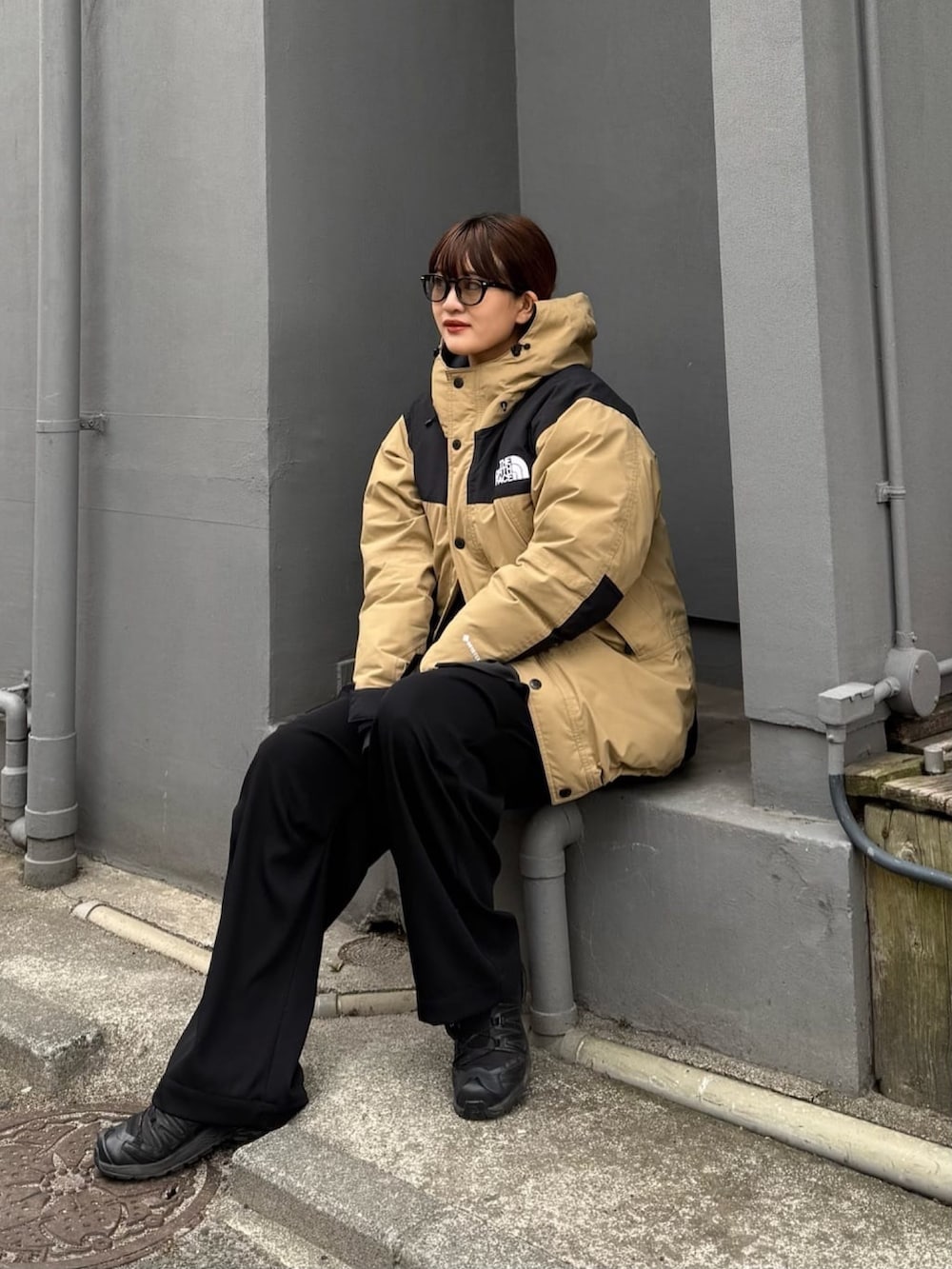 ホワイト系のカーゴパンツ、ブラック系のサングラスを着用したレディースの冬コーディネートの8枚目の写真