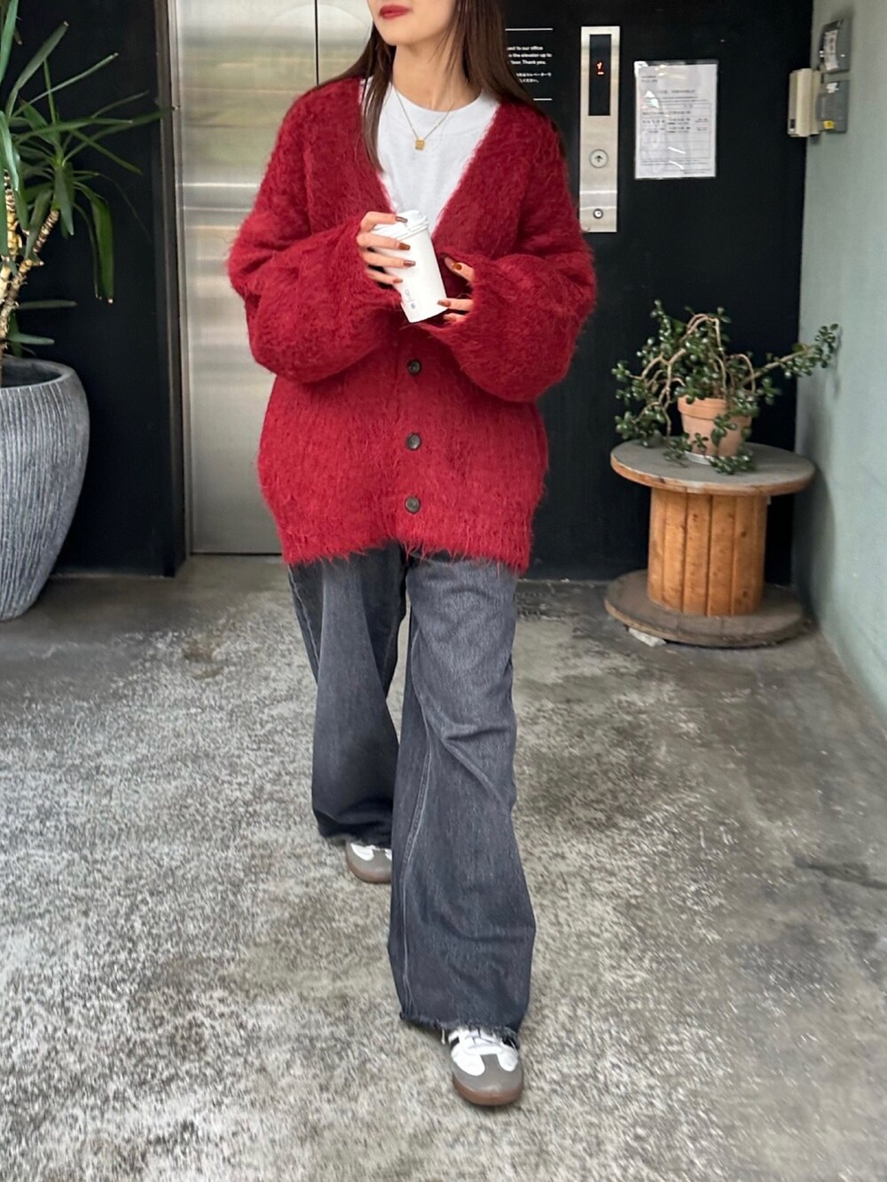 「セットアップ、パーカー、レザー、プチプラ、古着MIX、ファッションを楽しもう、コート、デニム、スニーカー、トートバッグ、大人カジュアル、秋冬コーデ、大人コーデ、キレイめコーデ、パンツスタイル」｜「Lui'sのアルパカ混カーディガン（ニット/セーター、レッド系）」を使った、mayさん（レディース・164cm）の秋コーディネートの3枚目の写真