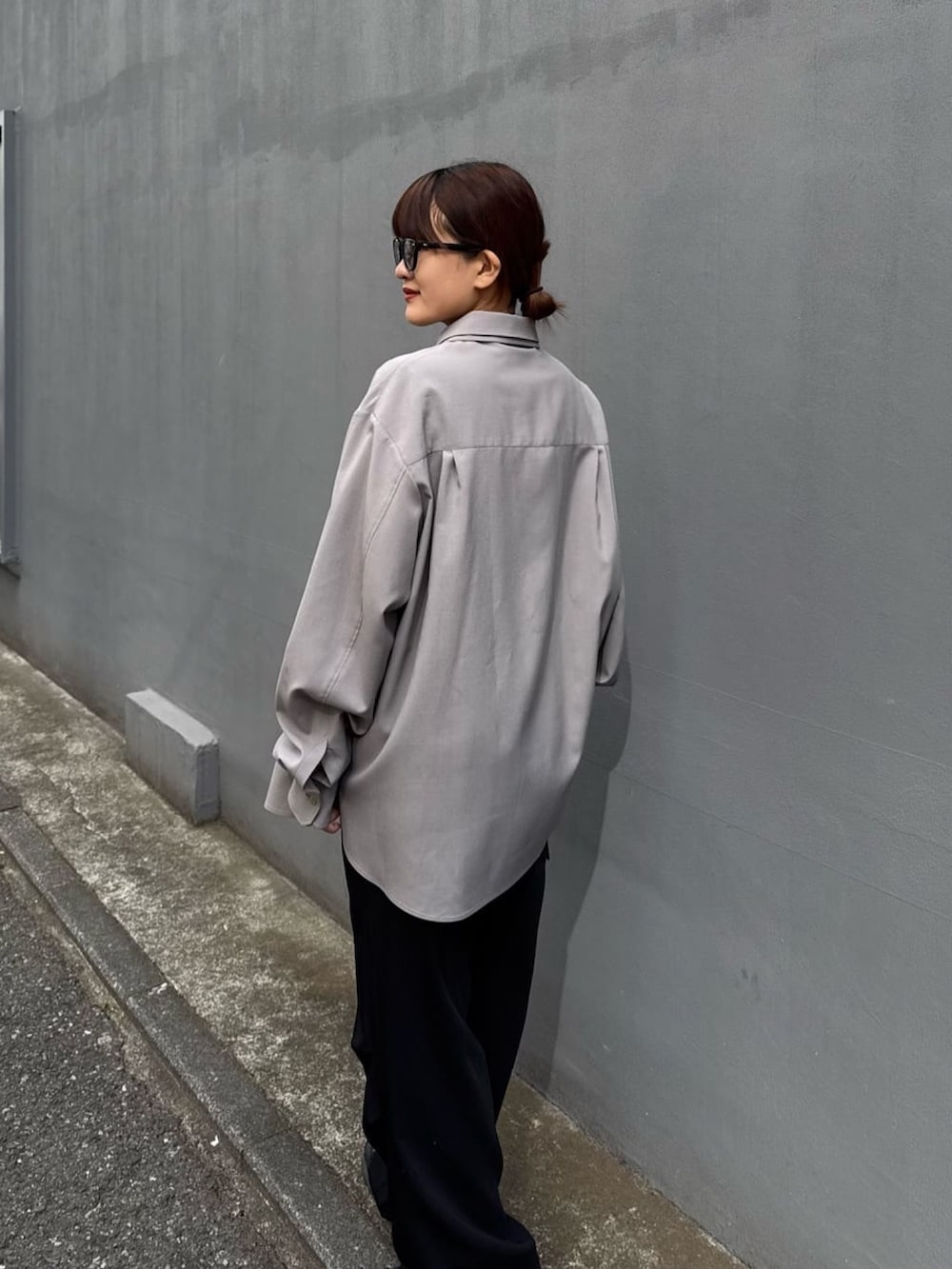 グレー系のシャツ/ブラウス、ホワイト系のカーゴパンツを着用したレディースの冬コーディネートの7枚目の写真