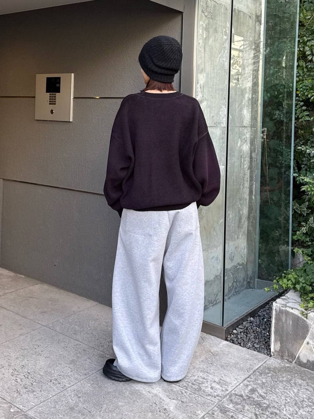 グレー系のその他パンツ、パープル系のニット/セーターを着用したレディースの冬コーディネートの3枚目の写真