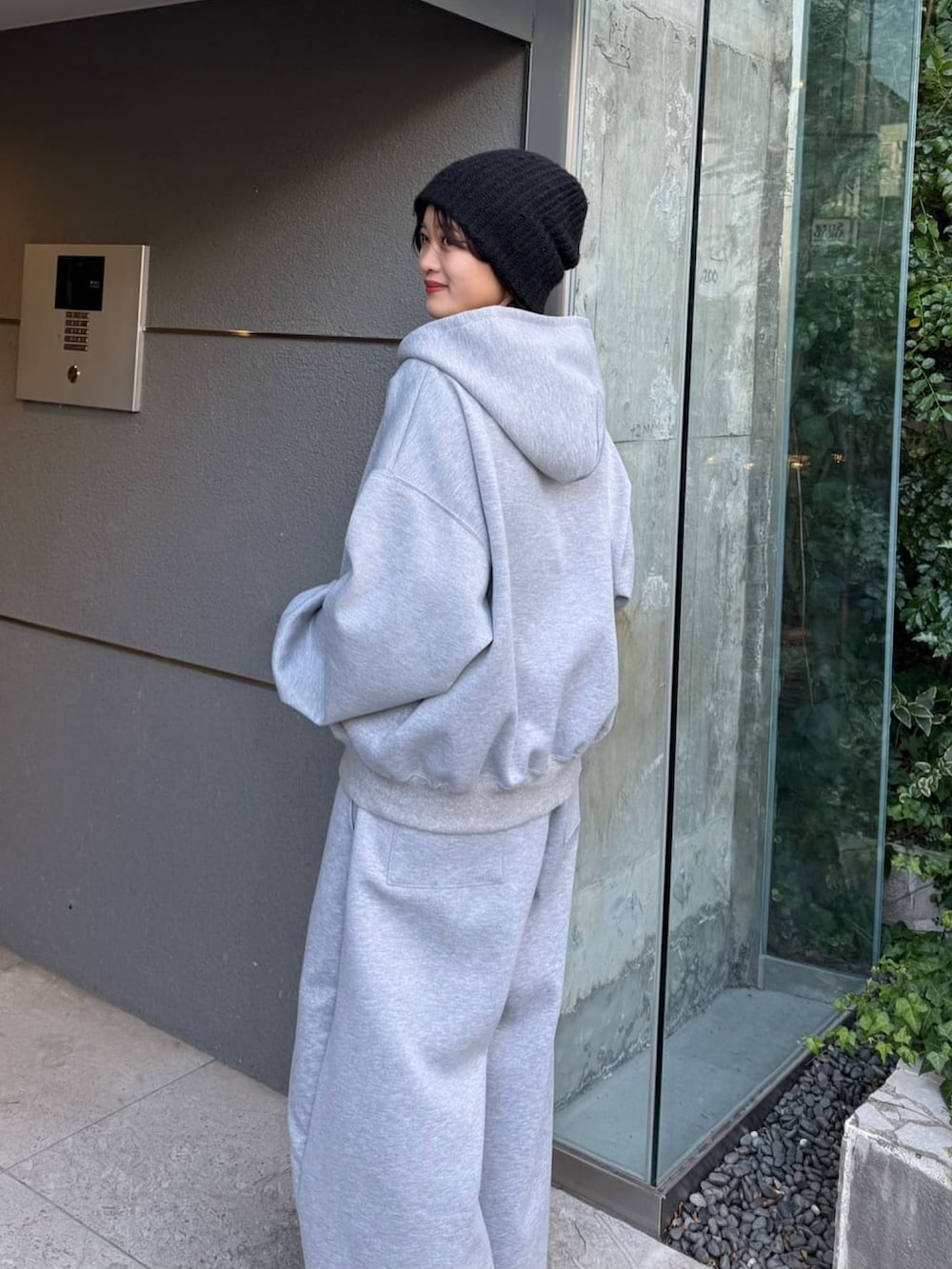 グレー系のその他パンツ、グレー系のパーカーを着用したレディースの冬コーディネートの7枚目の写真