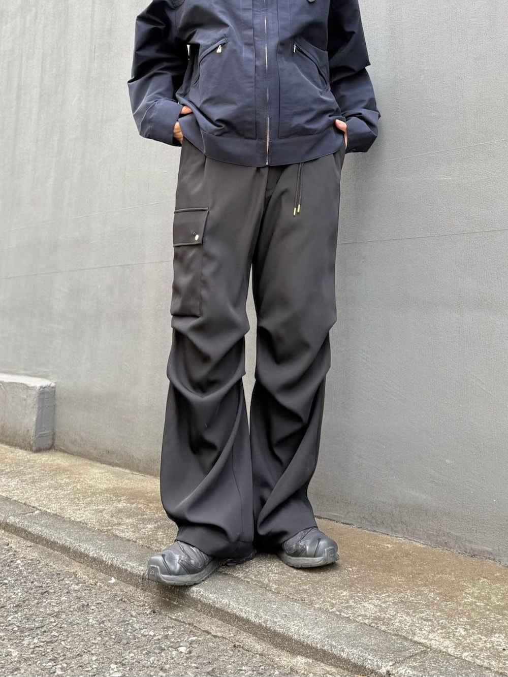 ブルー系のブルゾン、ホワイト系のカーゴパンツを着用したレディースの冬コーディネートの6枚目の写真