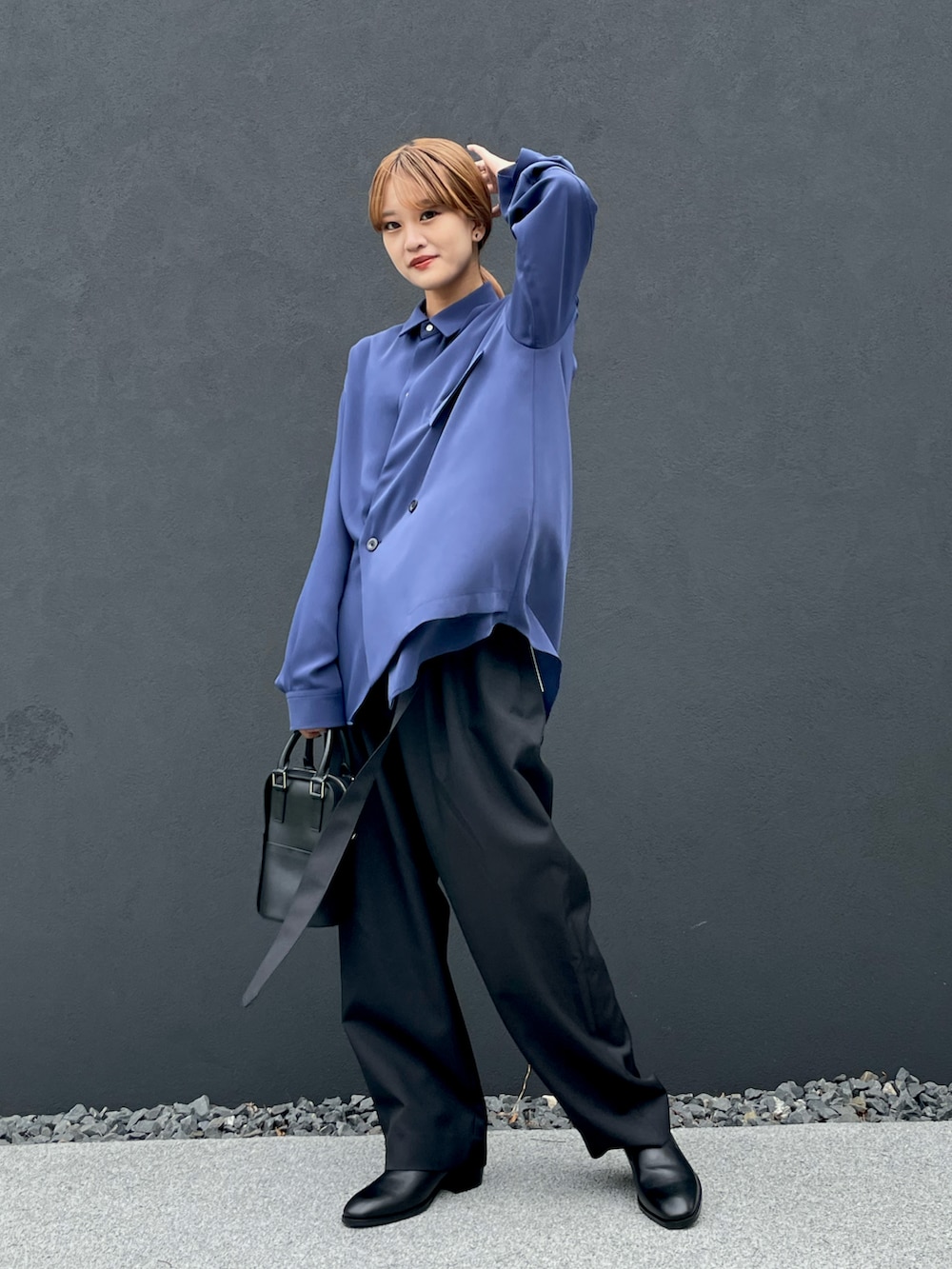 ブルー系のシャツ/ブラウス、ブラック系のショルダーバッグ、ブラック系のスラックスを着用したレディースの夏コーディネートの2枚目の写真