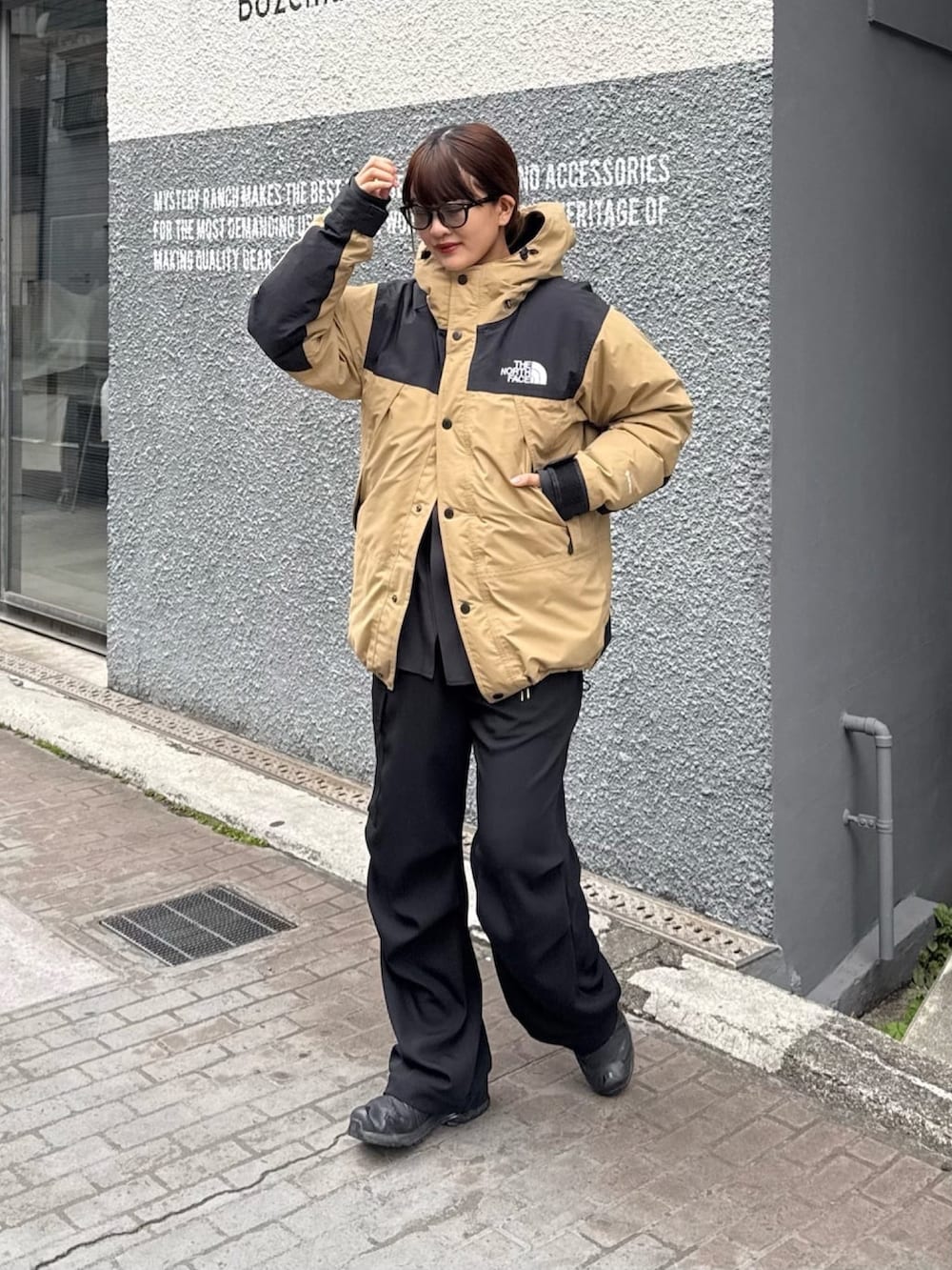 ホワイト系のカーゴパンツ、ブラック系のサングラスを着用したレディースの冬コーディネートの10枚目の写真