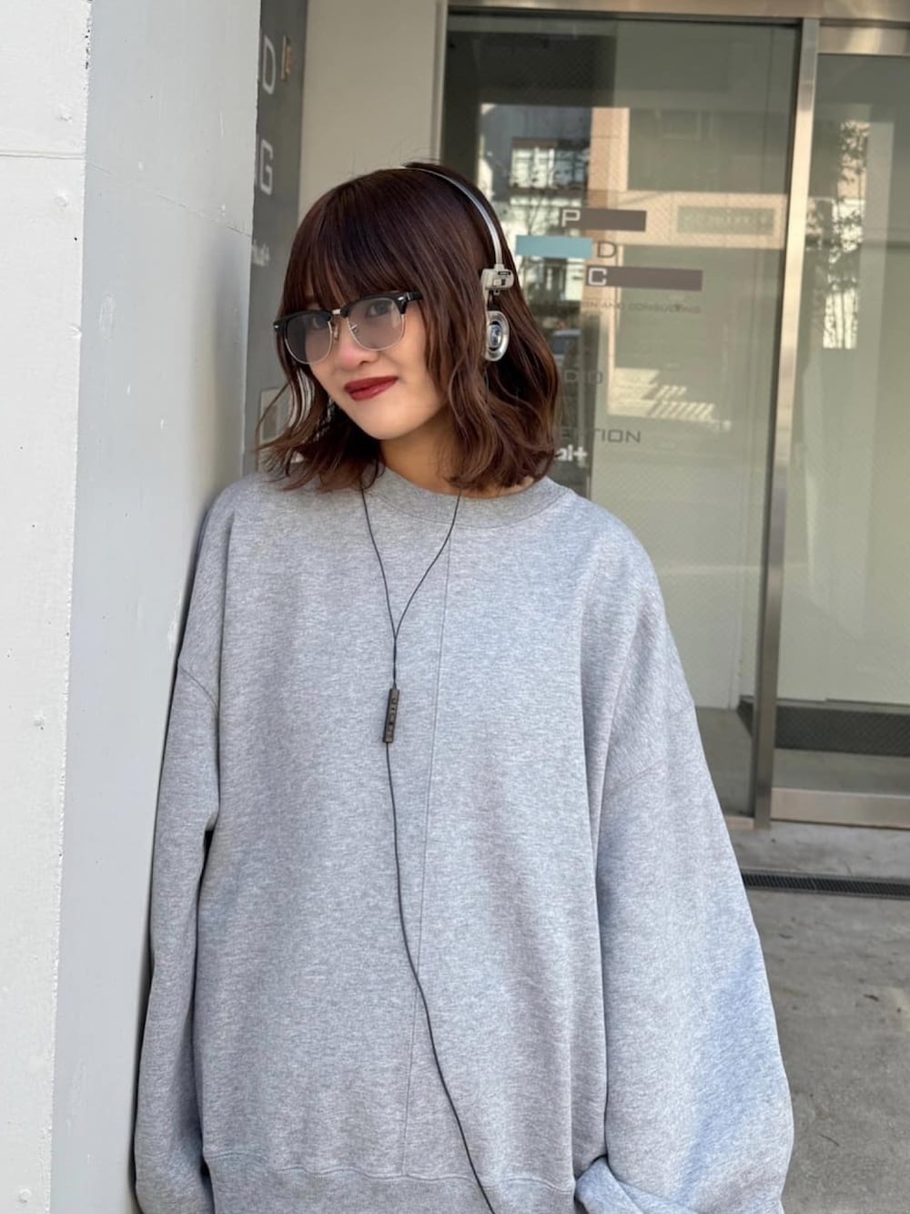 ホワイト系のスウェット、ブラック系のトートバッグを着用したレディースの冬コーディネートの5枚目の写真