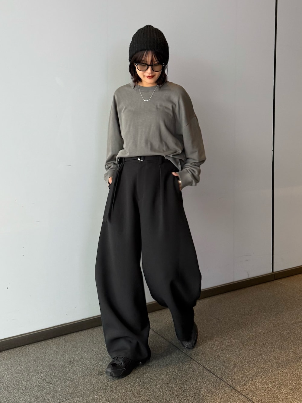 ブラック系のスラックス、ブラック系のスウェット、ブラック系のサングラスを着用したレディースの秋コーディネートの6枚目の写真