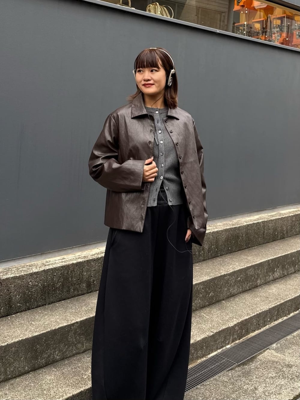 グレー系のその他パンツ、ブラウン系のテーラードジャケット、グレー系のカーディガン/ボレロを着用したレディースの冬コーディネートの2枚目の写真