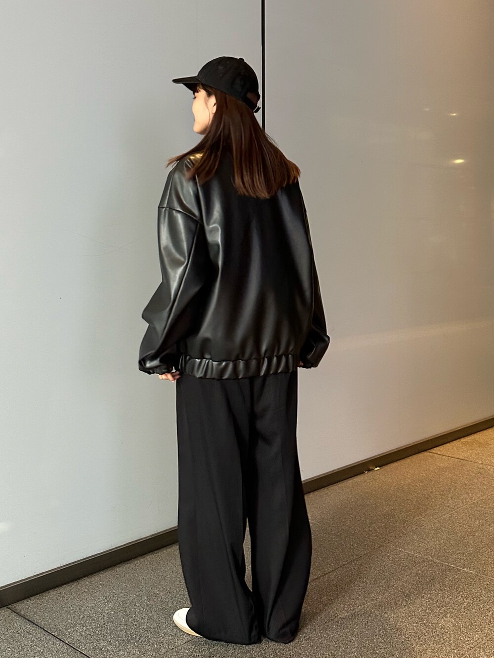 「お出かけコーデ、モノトーン、スラックス、おしゃれさんと繋がりたい、レザージャケット、CULLNI」｜「Lui'sのダメージキャップ（キャップ、ブラック系）」を使った、mayさん（レディース・164cm）の夏コーディネートの3枚目の写真