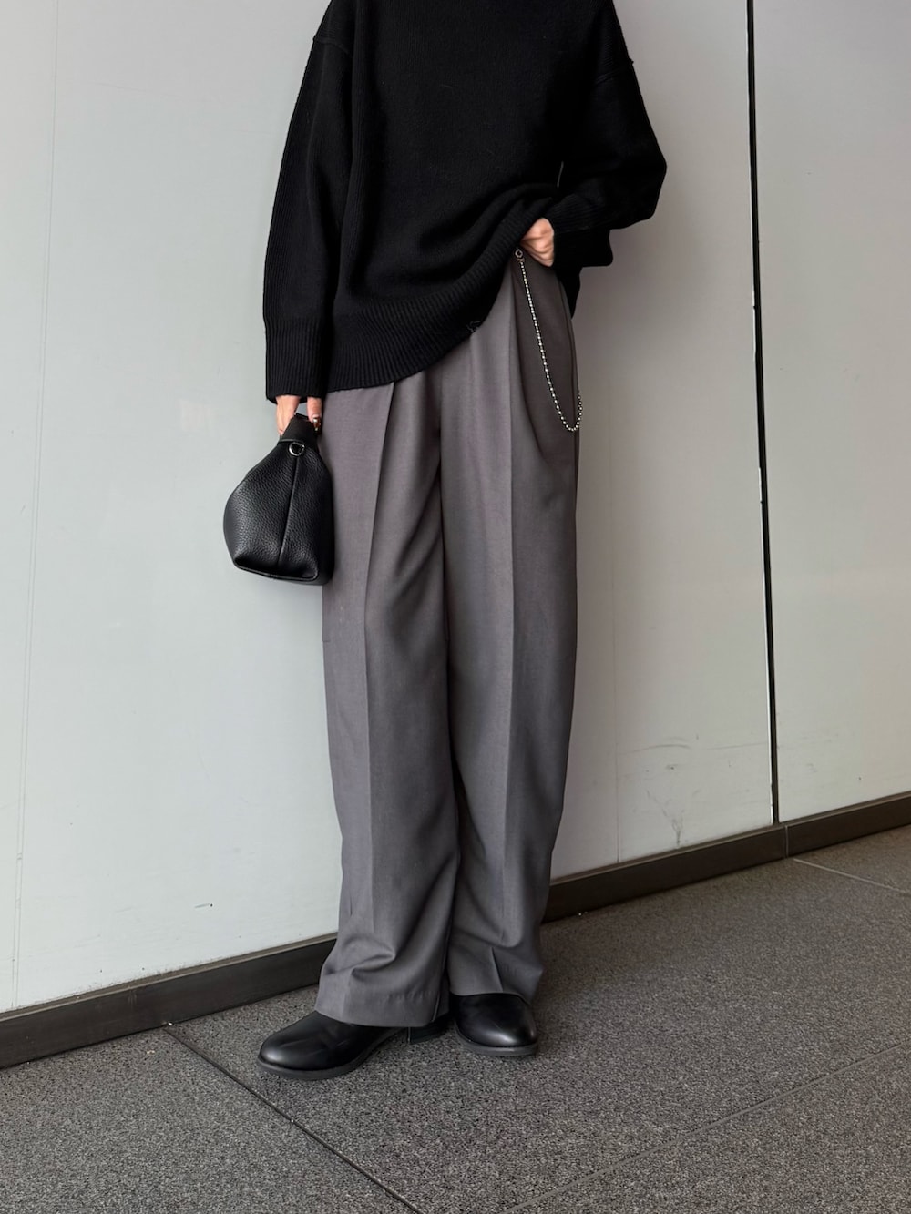 ホワイト系のダウンジャケット/コート、グレー系のスラックス、ブラック系のTシャツ/カットソーを着用したレディースの秋コーディネートの7枚目の写真