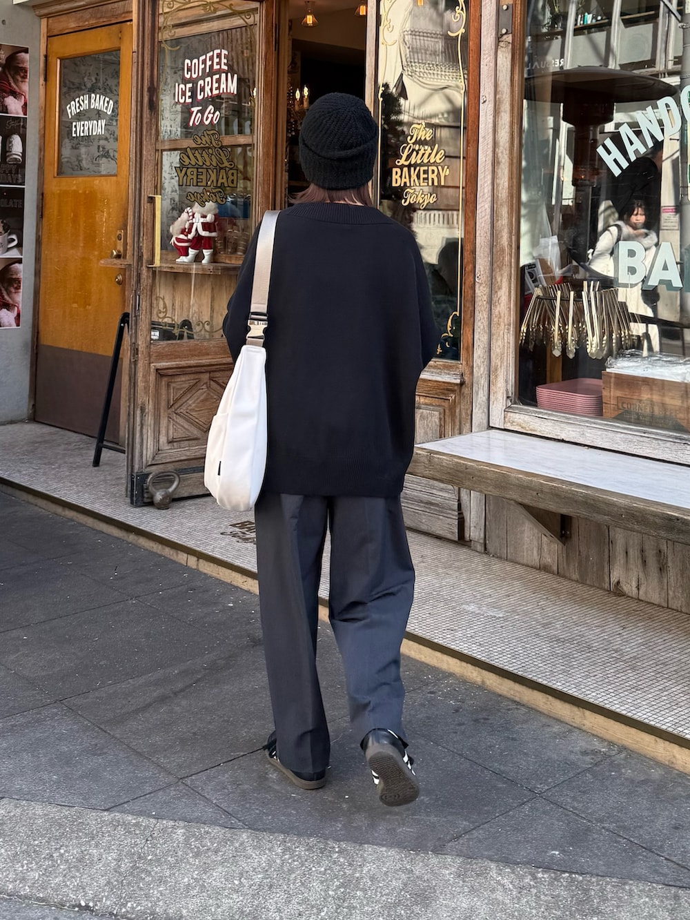 ブラック系のカーディガン/ボレロ、グレー系のショルダーバッグ、ブラック系のスラックスを着用したレディースの冬コーディネートの4枚目の写真