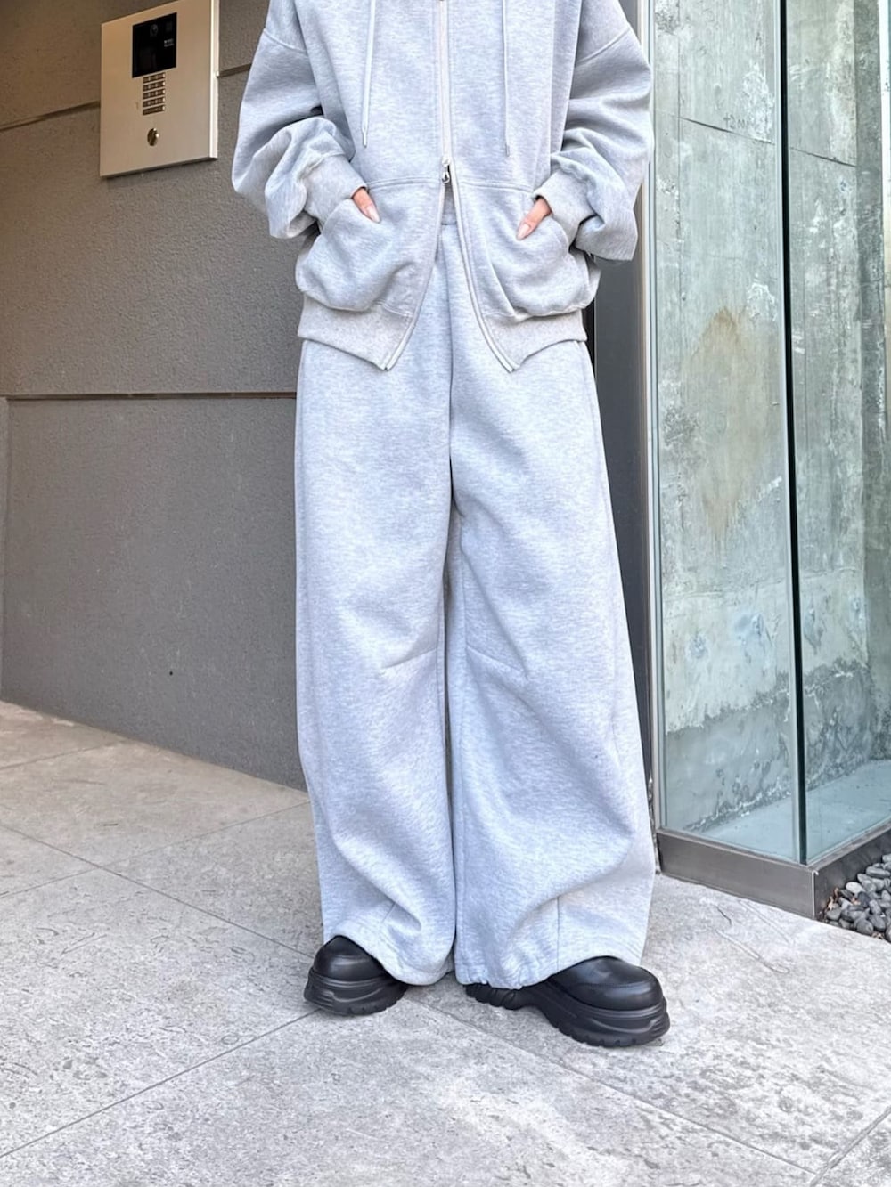 グレー系のその他パンツ、グレー系のパーカーを着用したレディースの冬コーディネートの4枚目の写真