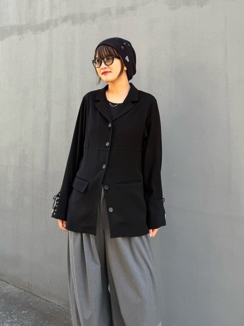 グレー系のスラックス、ブラック系のシャツ/ブラウスを着用したレディースの冬コーディネートの2枚目の写真