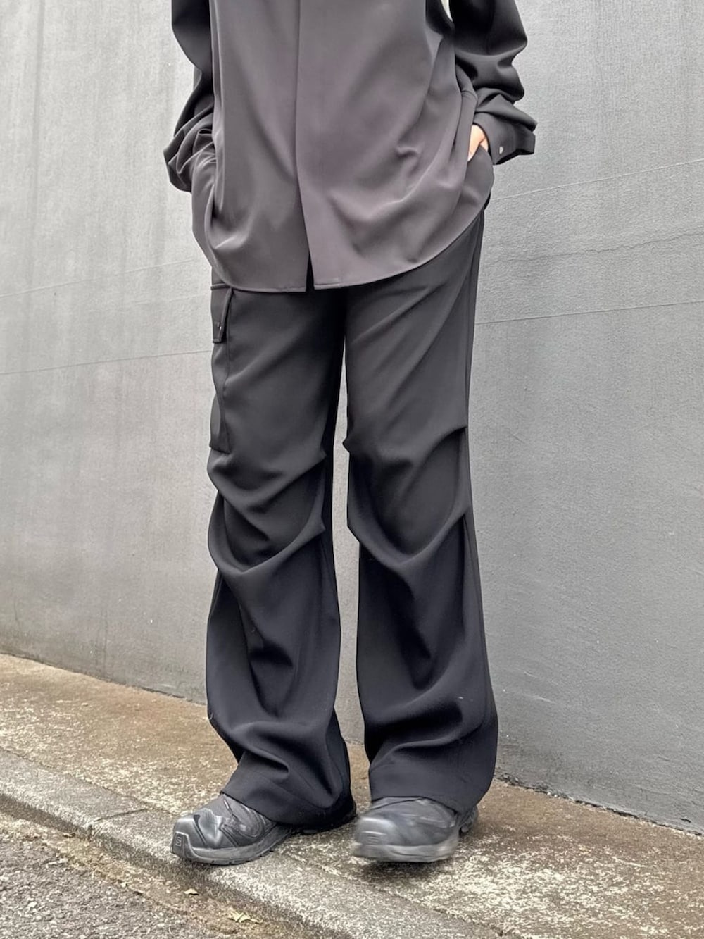 グレー系のシャツ/ブラウス、ホワイト系のカーゴパンツを着用したレディースの冬コーディネートの2枚目の写真