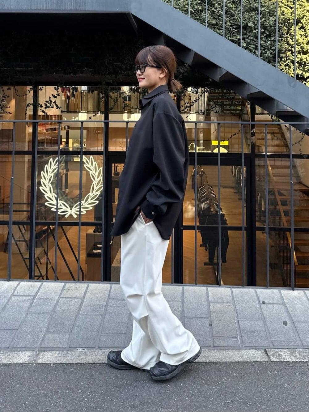 グレー系のシャツ/ブラウス、ホワイト系のカーゴパンツを着用したレディースの冬コーディネートの7枚目の写真