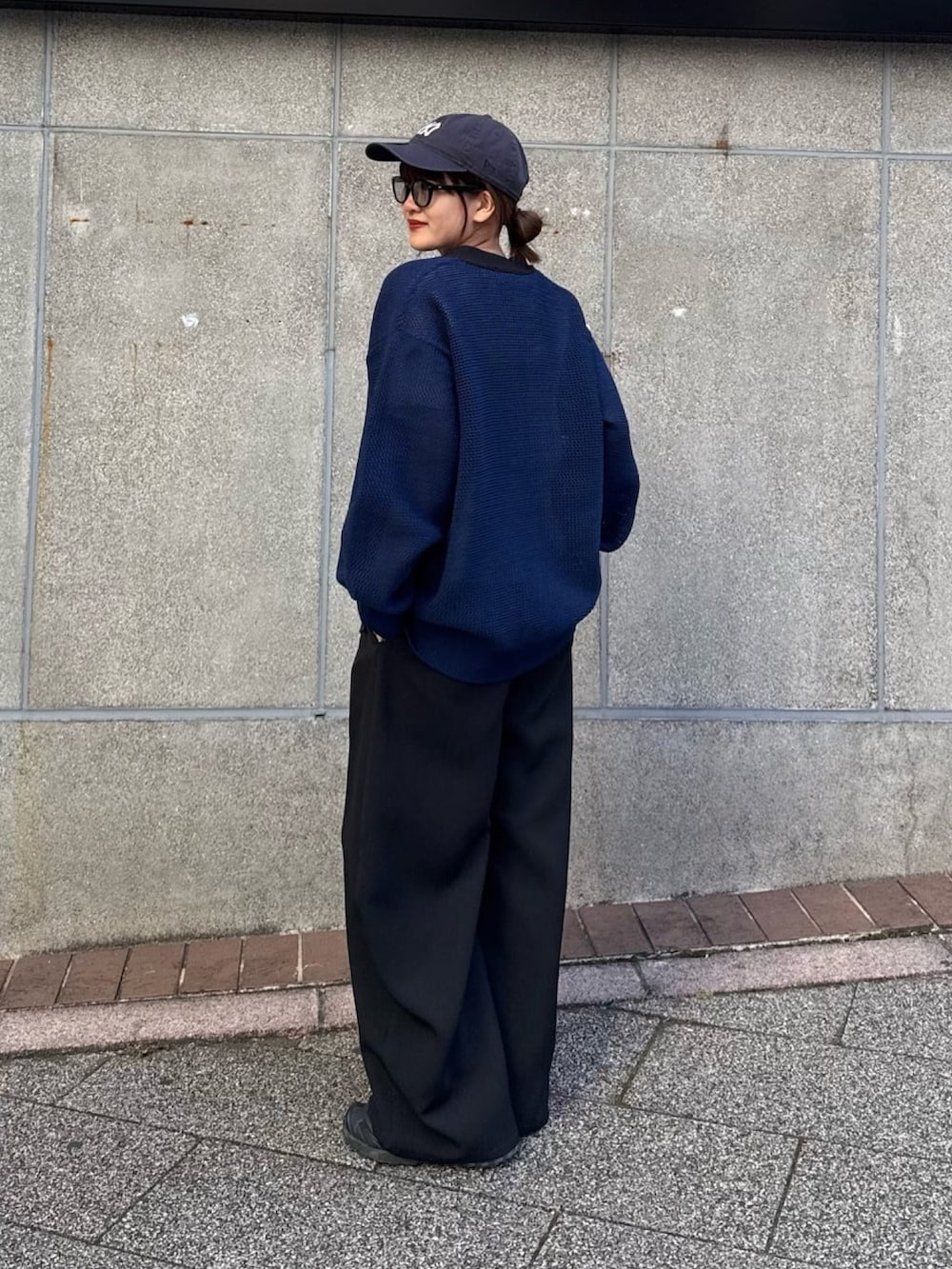 ブルー系のカーディガン/ボレロ、ブラック系のスラックスを着用したレディースの冬コーディネートの3枚目の写真