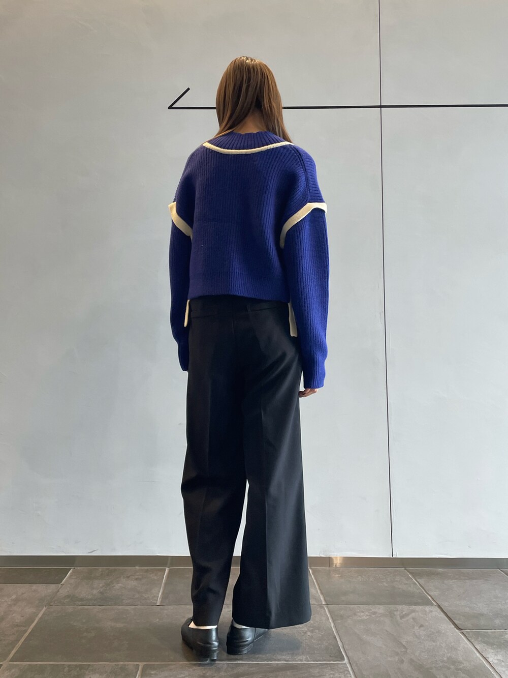 ホワイト系のキャミソール、ブルー系のカーディガン/ボレロ、ブラック系のその他パンツを着用したレディースの秋コーディネートの3枚目の写真