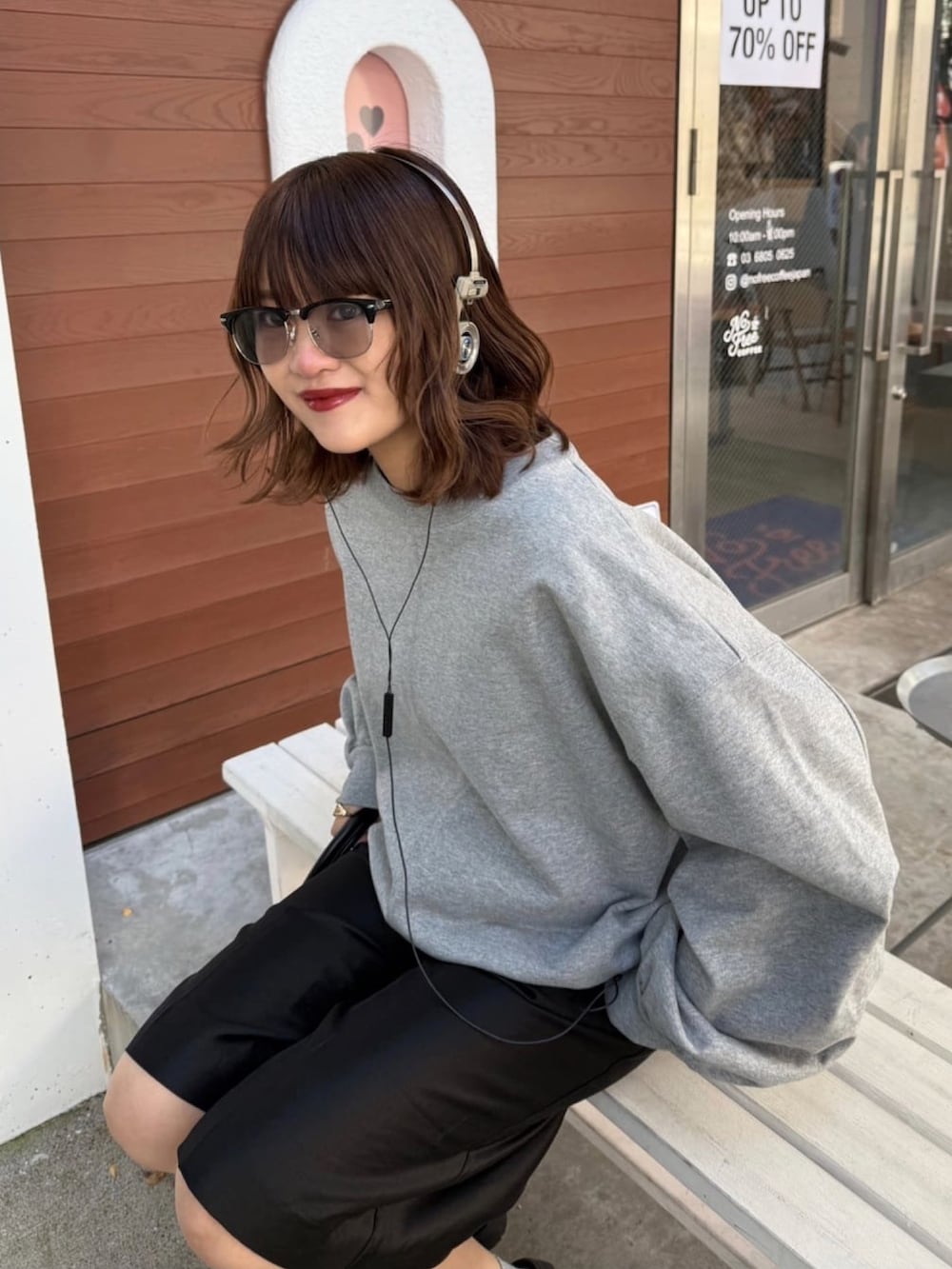 ホワイト系のスウェット、ブラック系のトートバッグを着用したレディースの冬コーディネートの7枚目の写真