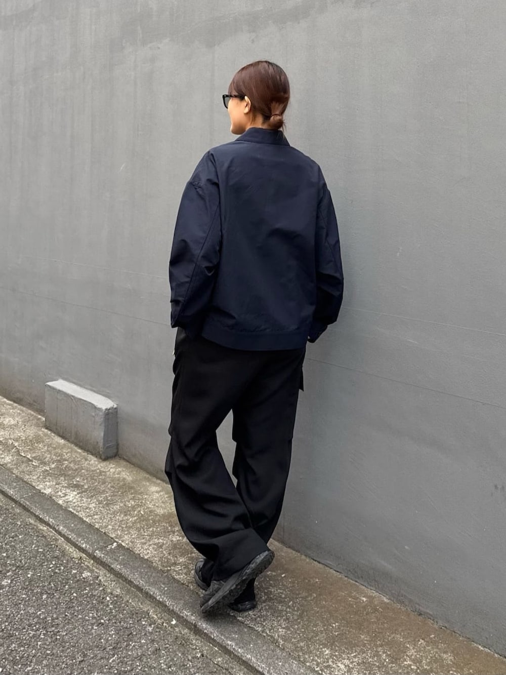 ブルー系のブルゾン、ホワイト系のカーゴパンツを着用したレディースの冬コーディネートの4枚目の写真