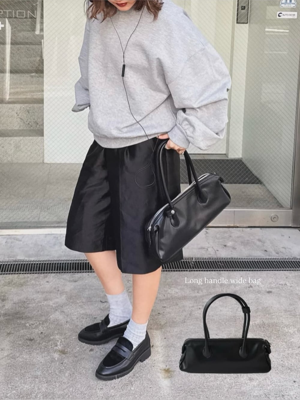 ホワイト系のスウェット、ブラック系のトートバッグを着用したレディースの冬コーディネートの3枚目の写真