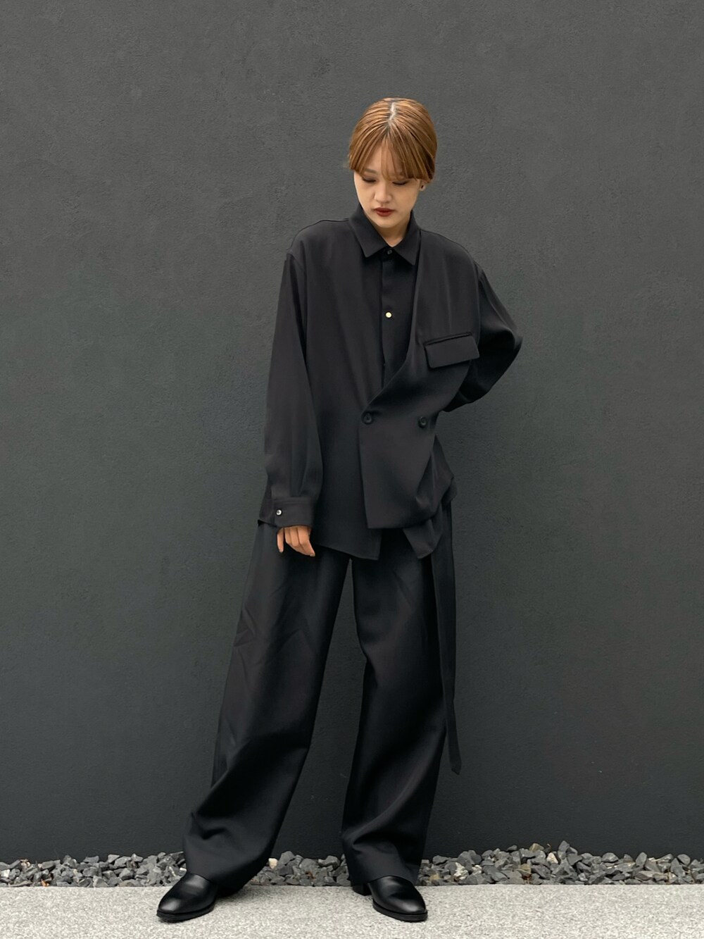 「秋服準備はじめました、秋先取りコーデ、シンプル、パンツスタイル、秋コーデ、カジュアル、オトナカワイイ、秋色、大人コーデ、黒コーデ、オールブラックコーデ、クルニ、CULLNI、ワイドパンツ、メンズライクコーデ」｜「CULLNIの22-AW-013/ Jacket Combination Shirts（シャツ/ブラウス、ブラック系）」を使った、mayさん（レディース・164cm）の秋コーディネートの3枚目の写真