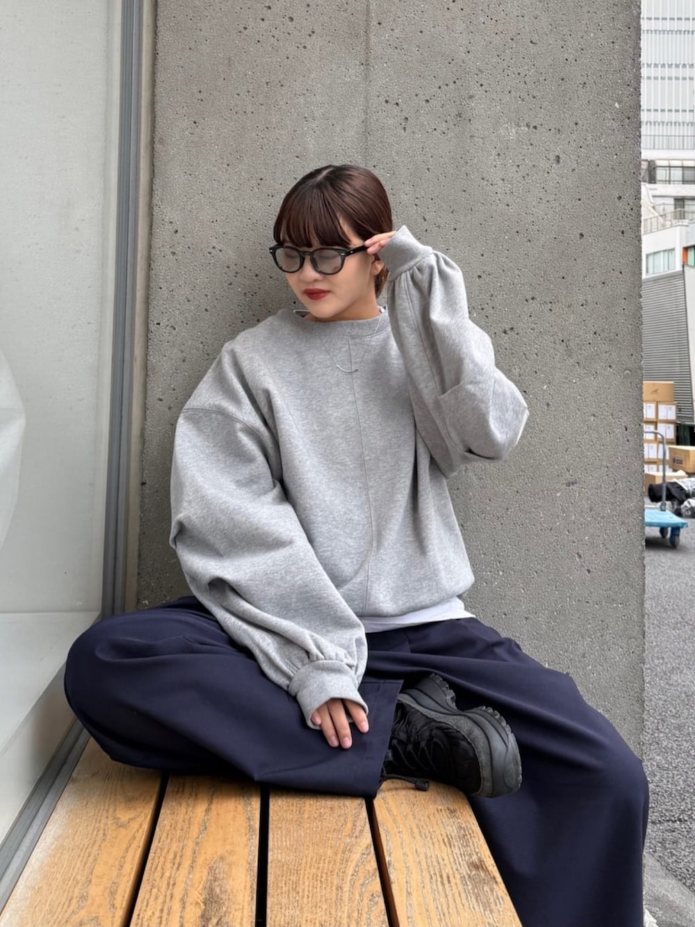 ブルー系のその他パンツ、ホワイト系のスウェット、ブラック系のサングラスを着用したレディースの春コーディネートの2枚目の写真