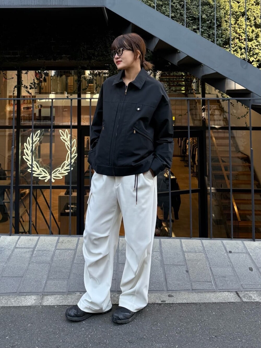 ホワイト系のカーゴパンツ、ブルー系のブルゾンを着用したレディースの冬コーディネートの5枚目の写真