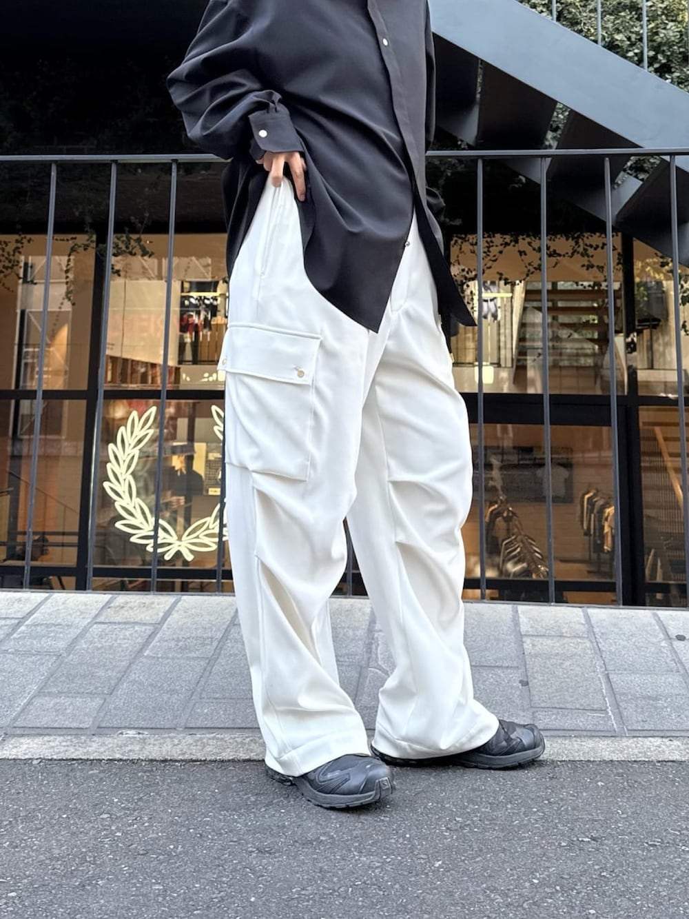 グレー系のシャツ/ブラウス、ホワイト系のカーゴパンツを着用したレディースの冬コーディネートの2枚目の写真