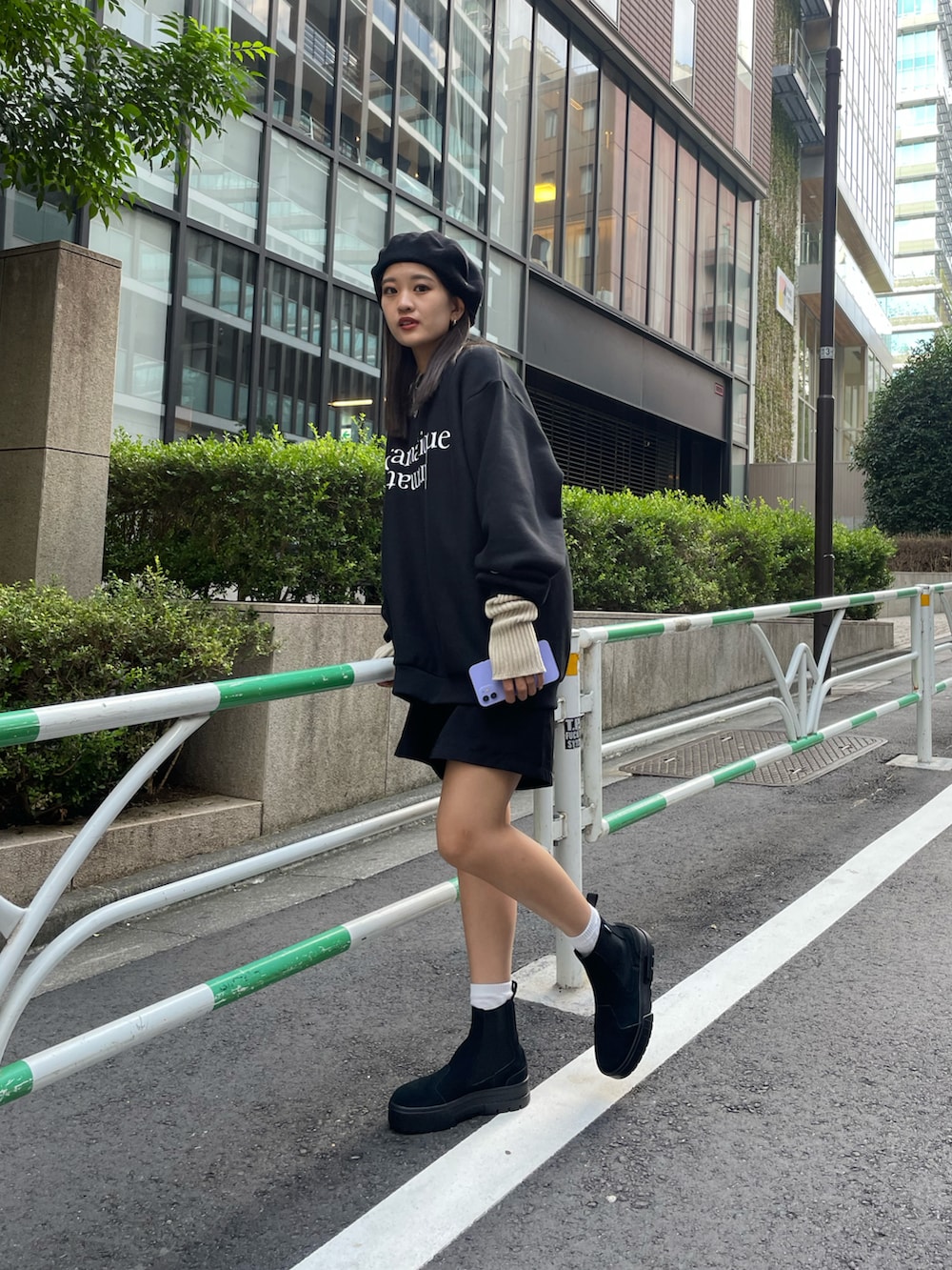 ブラック系のスウェット、ブラック系のブーツ、ブラック系のハンチング/ベレー帽を着用したレディースの秋コーディネートの5枚目の写真