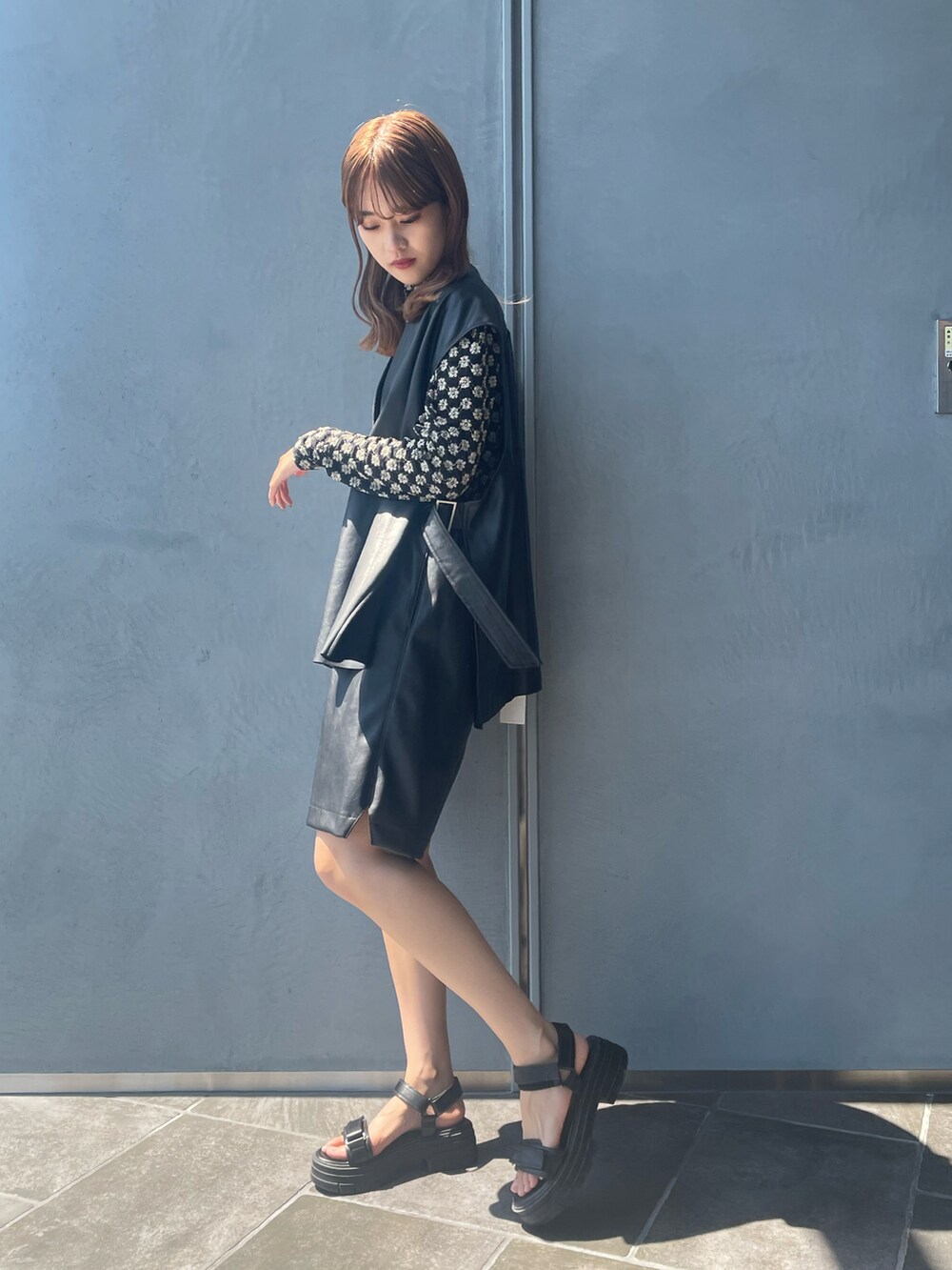 ベージュ系のシャツ/ブラウス、ブラック系のベスト、ブラック系のその他パンツを着用したレディースの秋コーディネートの2枚目の写真