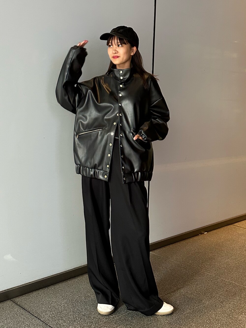 「お出かけコーデ、モノトーン、スラックス、おしゃれさんと繋がりたい、レザージャケット、CULLNI」｜「Lui'sのダメージキャップ（キャップ、ブラック系）」を使った、mayさん（レディース・164cm）の夏コーディネートの2枚目の写真