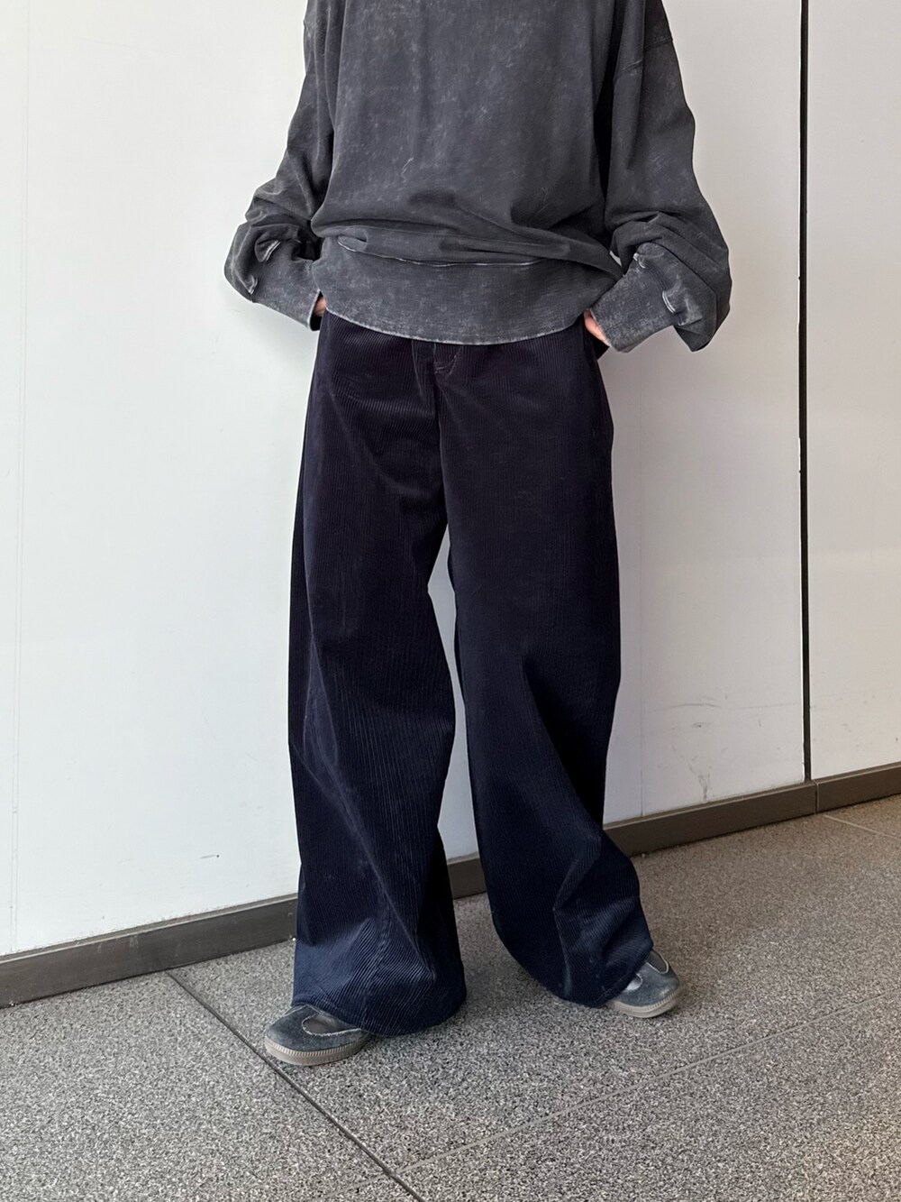 ブラック系のスウェット、ブルー系のその他パンツ、ブラック系のサングラスを着用したレディースの秋コーディネートの3枚目の写真