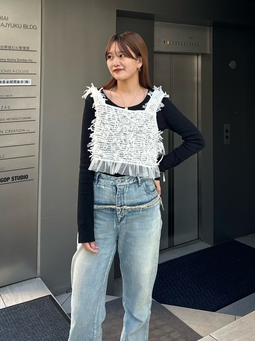 ホワイト系のTシャツ/カットソー、ブラック系のTシャツ/カットソーを着用したレディースの冬コーディネートの2枚目の写真