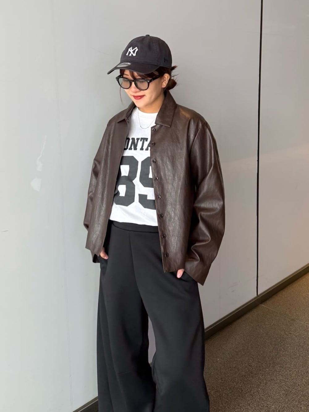 グレー系のその他パンツ、ブラウン系のテーラードジャケット、ブラック系のサングラスを着用したレディースの春コーディネートの2枚目の写真