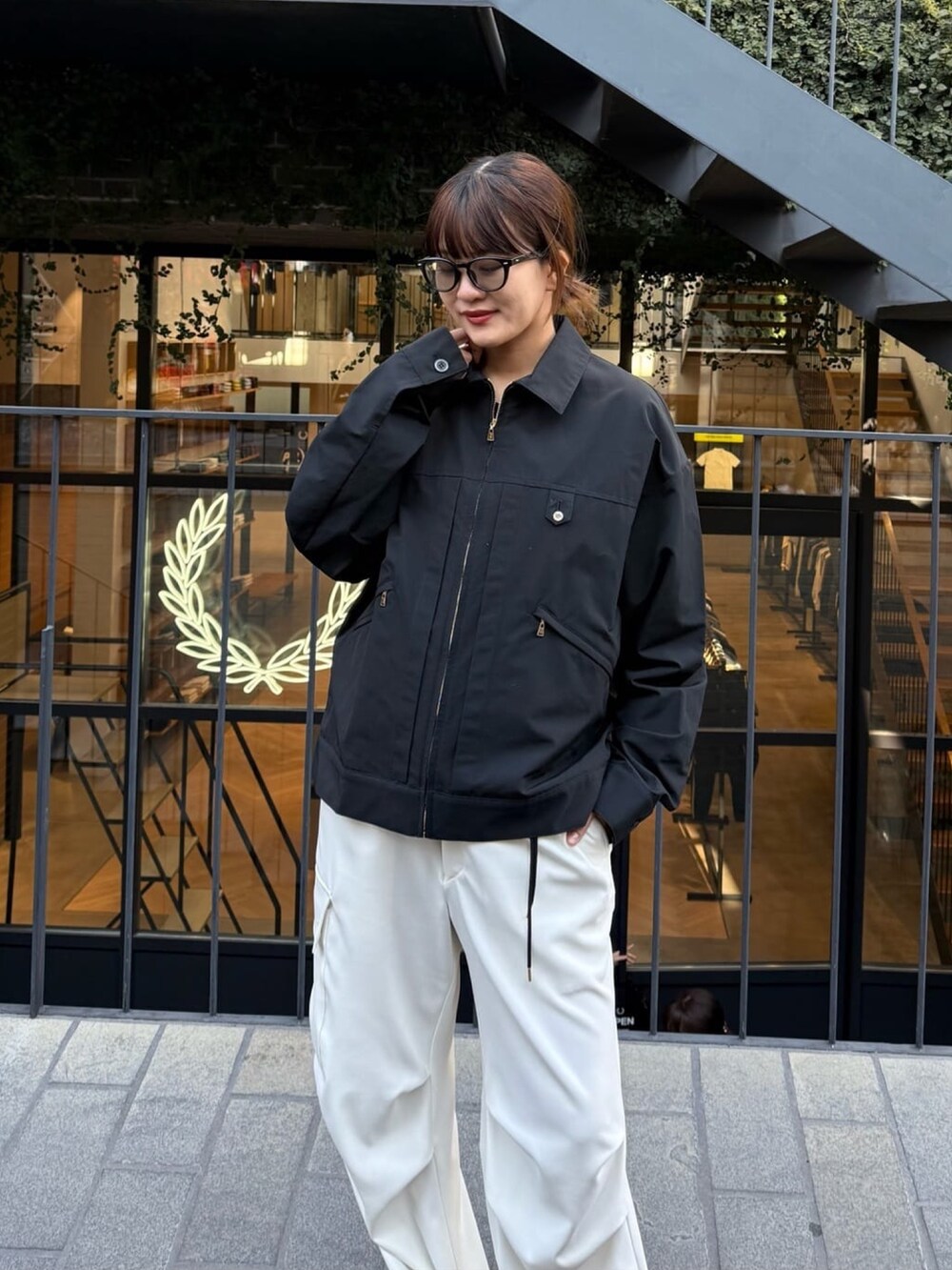 ホワイト系のカーゴパンツ、ブルー系のブルゾンを着用したレディースの冬コーディネートの6枚目の写真