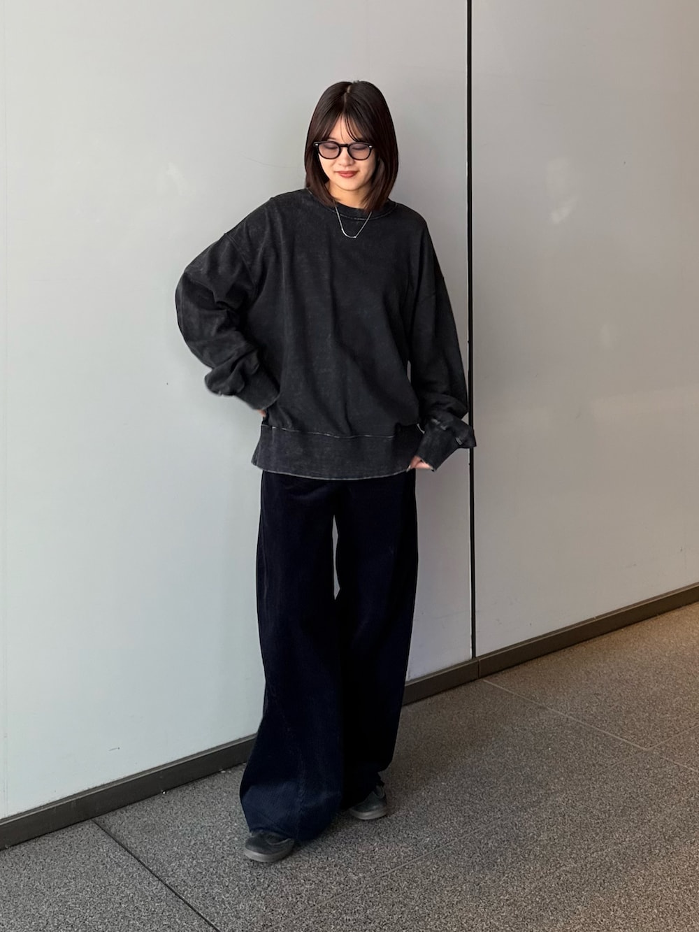 ブラック系のスウェット、ブルー系のその他パンツ、ブラック系のサングラスを着用したレディースの秋コーディネートの10枚目の写真