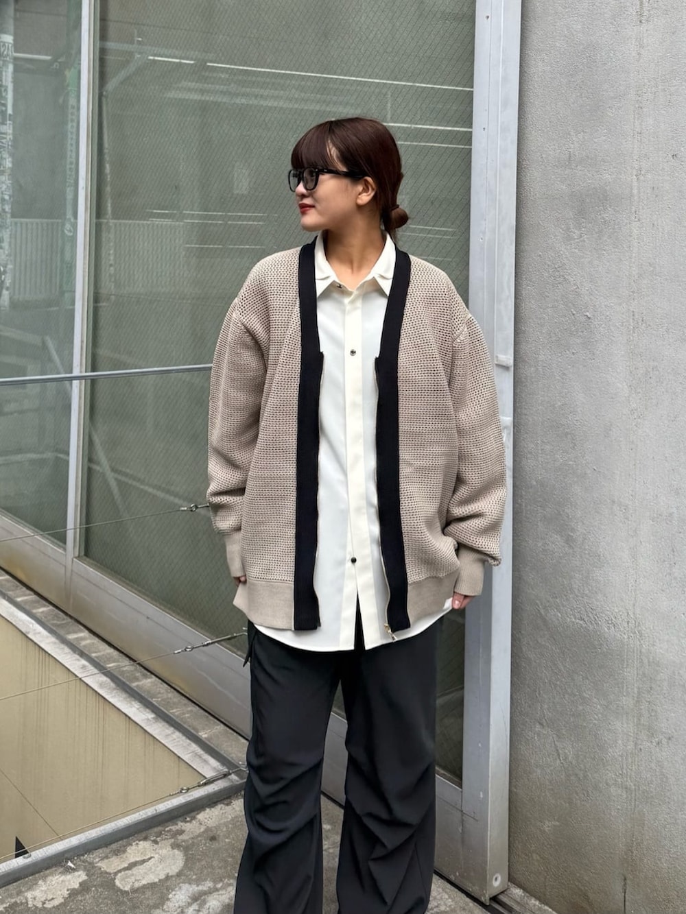 ブルー系のカーディガン/ボレロ、グレー系のシャツ/ブラウス、ホワイト系のカーゴパンツを着用したレディースの冬コーディネートの4枚目の写真