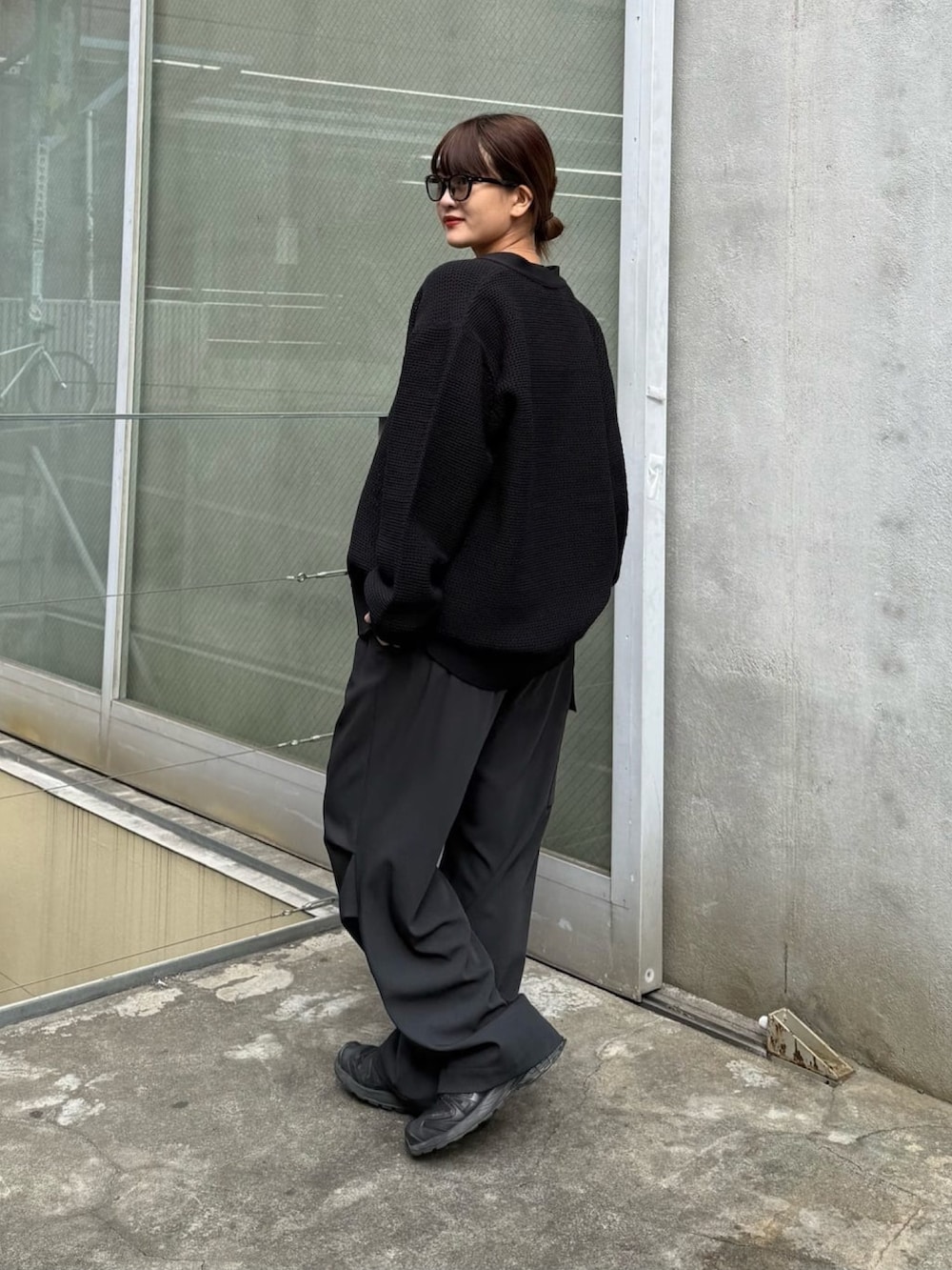 ブルー系のカーディガン/ボレロ、ホワイト系のカーゴパンツを着用したレディースの冬コーディネートの7枚目の写真