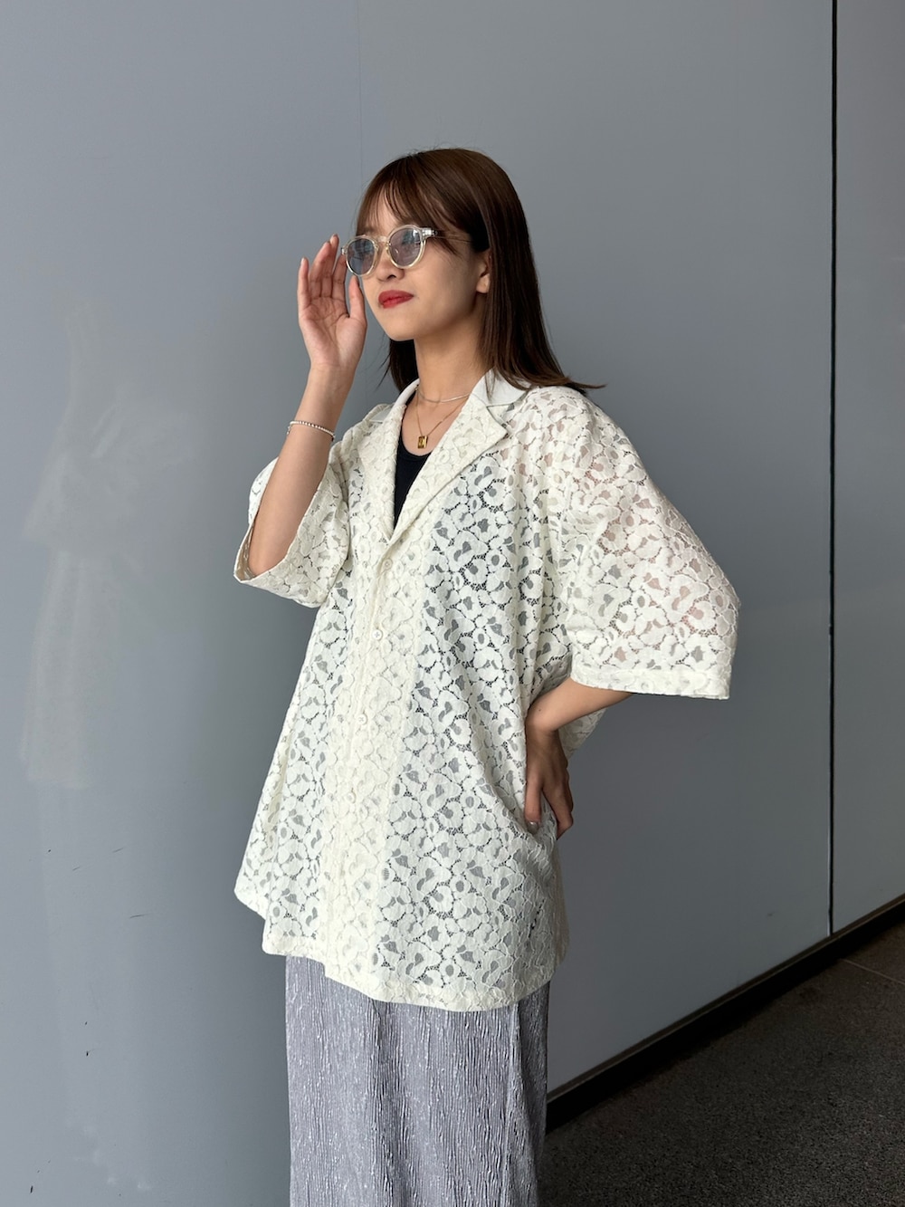 「シンプルコーデ、ルイス(Lui's)、春のNewスタイル、スニーカー、大人カジュアル、レースシャツ、シアートップス、シアー、シアーシャツ、休日スタイル、サングラス、サングラススタイル」｜「Lui'sの【NBNG × Lui's】 レースポロ半袖シャツ（シャツ/ブラウス、ベージュ系）」を使った、mayさん（レディース・164cm）の春コーディネートの4枚目の写真