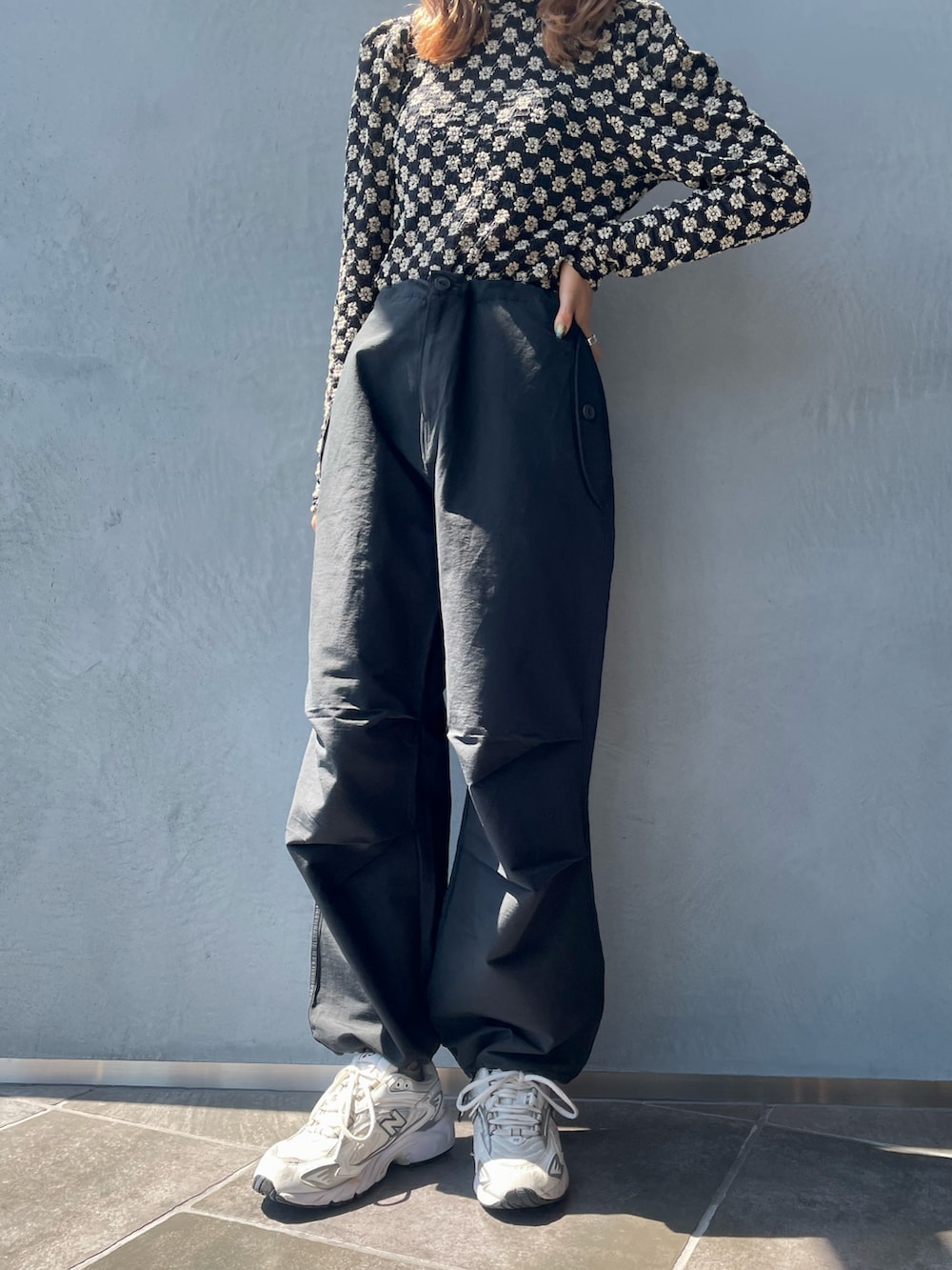 ベージュ系のシャツ/ブラウス、ホワイト系のスニーカー、ブラック系のその他パンツを着用したレディースの秋コーディネートの4枚目の写真