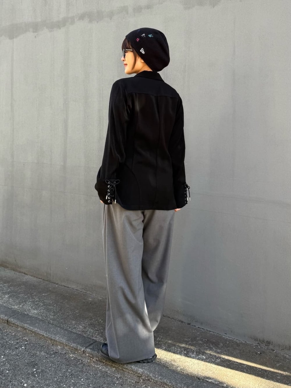 グレー系のスラックス、ブラック系のシャツ/ブラウスを着用したレディースの冬コーディネートの4枚目の写真