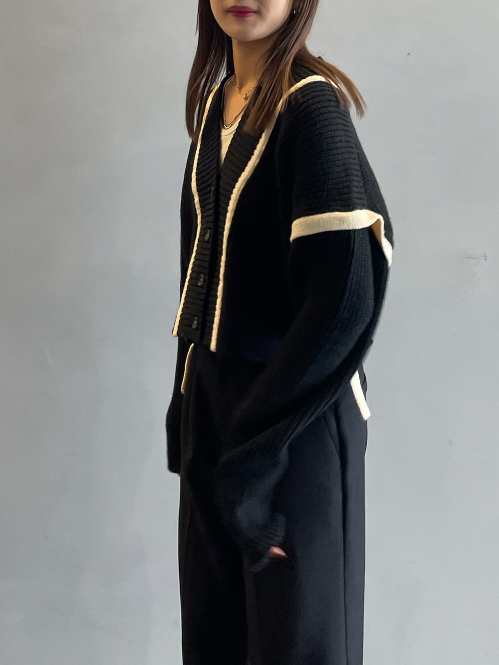 ブラック系のカーディガン/ボレロ、ブラック系のその他パンツ、ホワイト系のキャミソールを着用したレディースの秋コーディネートの5枚目の写真