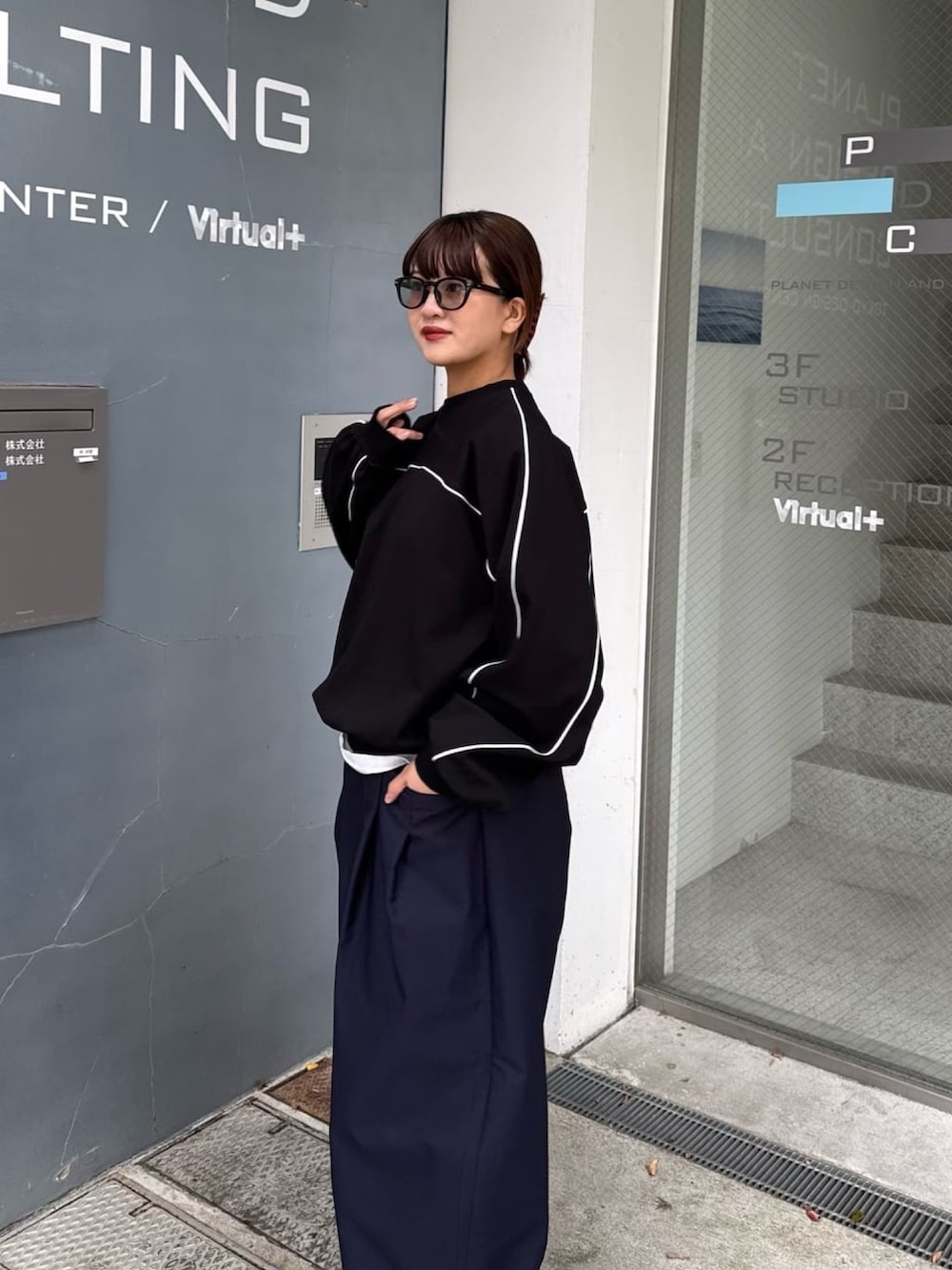 ブルー系のその他パンツ、ブラック系のスウェット、ブラック系のサングラスを着用したレディースの春コーディネートの5枚目の写真