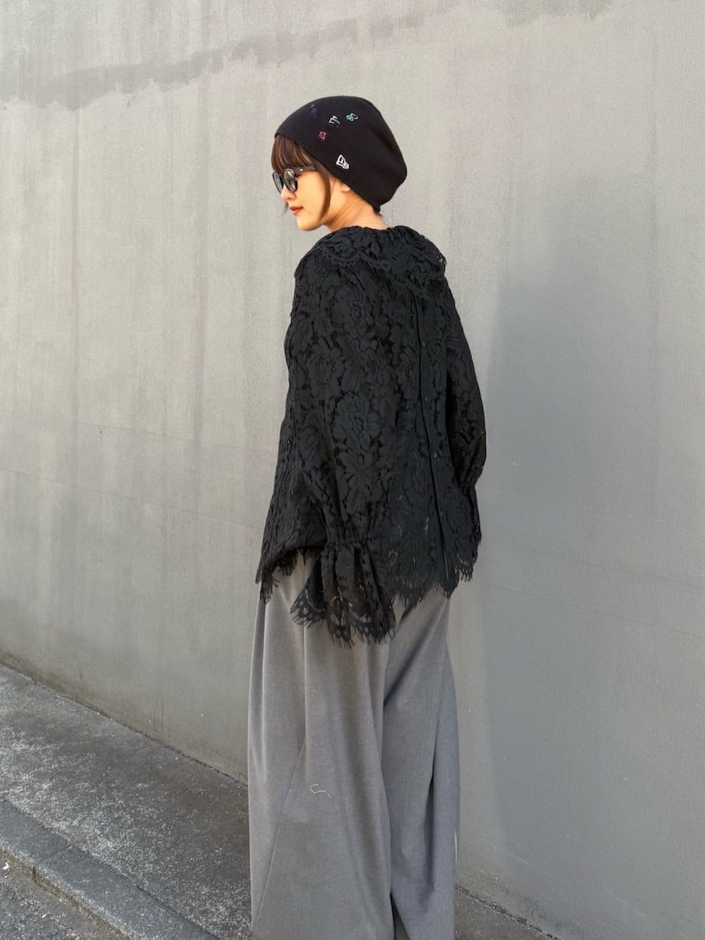 ブラック系のシャツ/ブラウス、グレー系のスラックスを着用したレディースの冬コーディネートの4枚目の写真