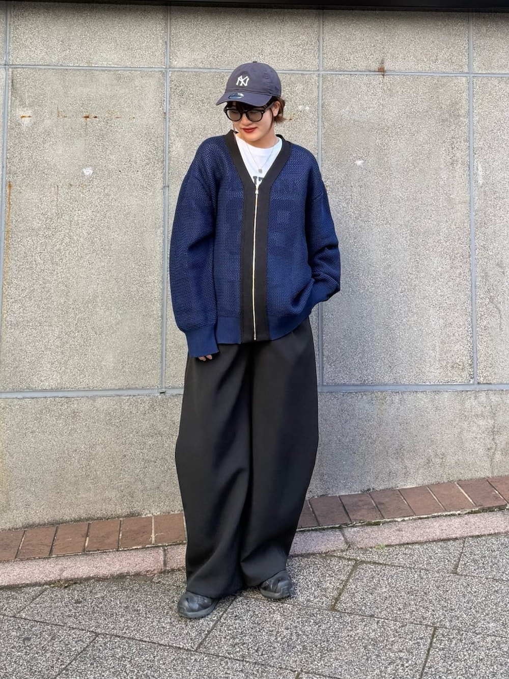 ブルー系のカーディガン/ボレロ、ブラック系のスラックスを着用したレディースの冬コーディネートの8枚目の写真