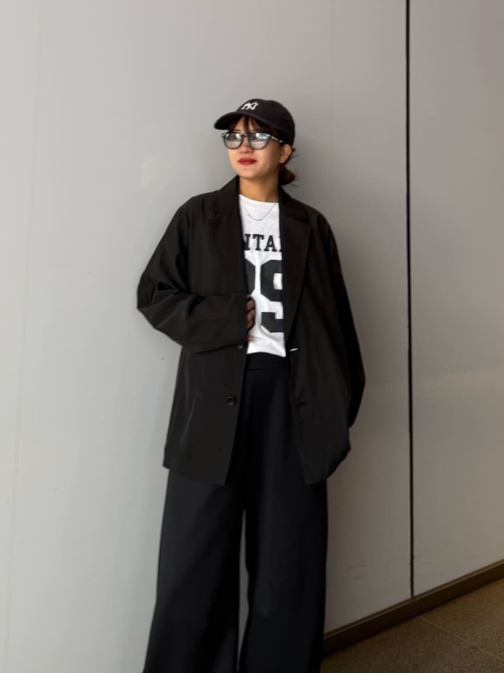 グレー系のその他パンツ、ブラック系のシャツ/ブラウス、ブラック系のサングラスを着用したレディースの春コーディネートの5枚目の写真