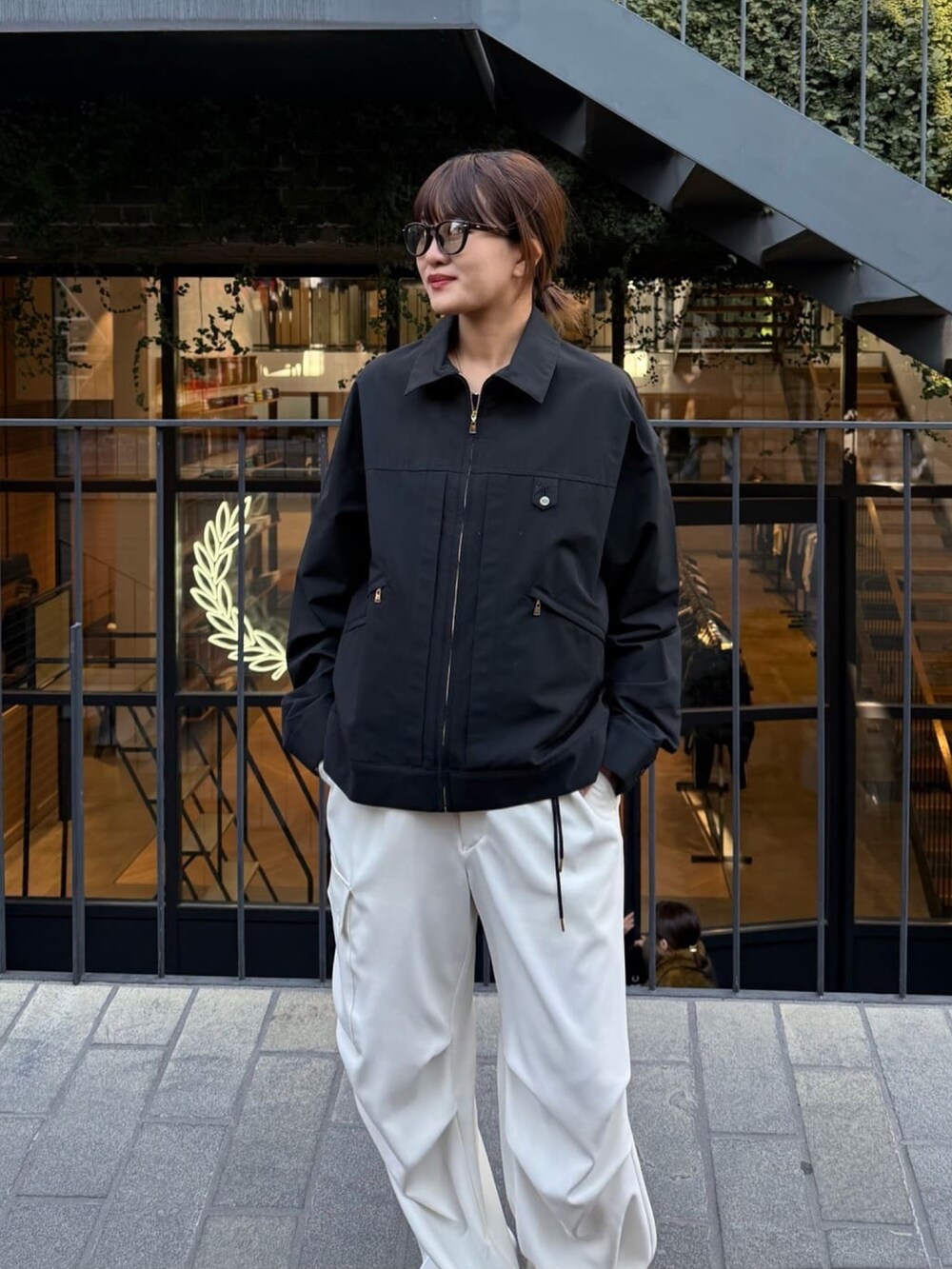 ホワイト系のカーゴパンツ、ブルー系のブルゾンを着用したレディースの冬コーディネートの3枚目の写真