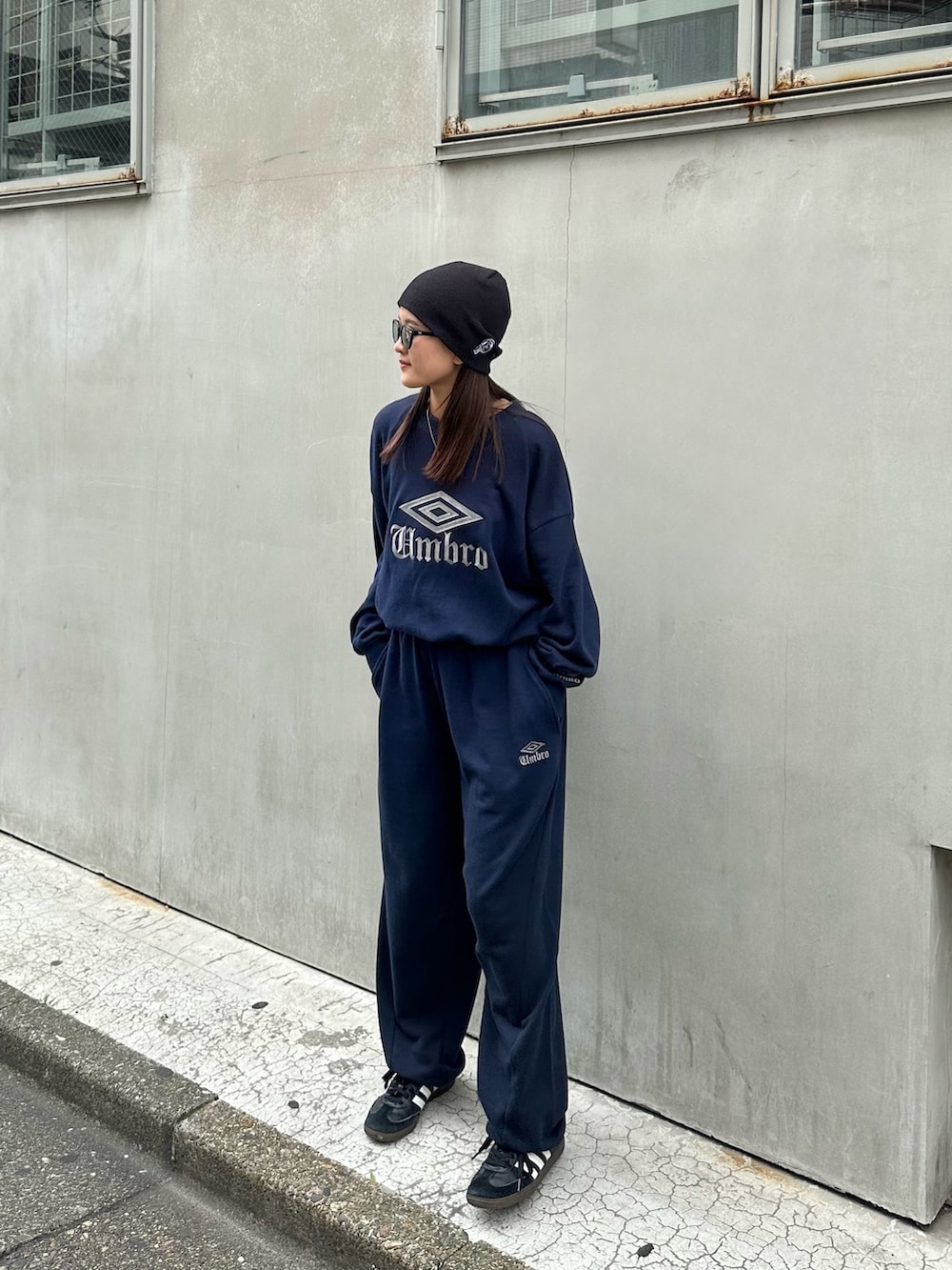 ブルー系のTシャツ/カットソー、ブルー系のパンツ、グレー系のサングラスを着用したレディースの夏コーディネートの2枚目の写真